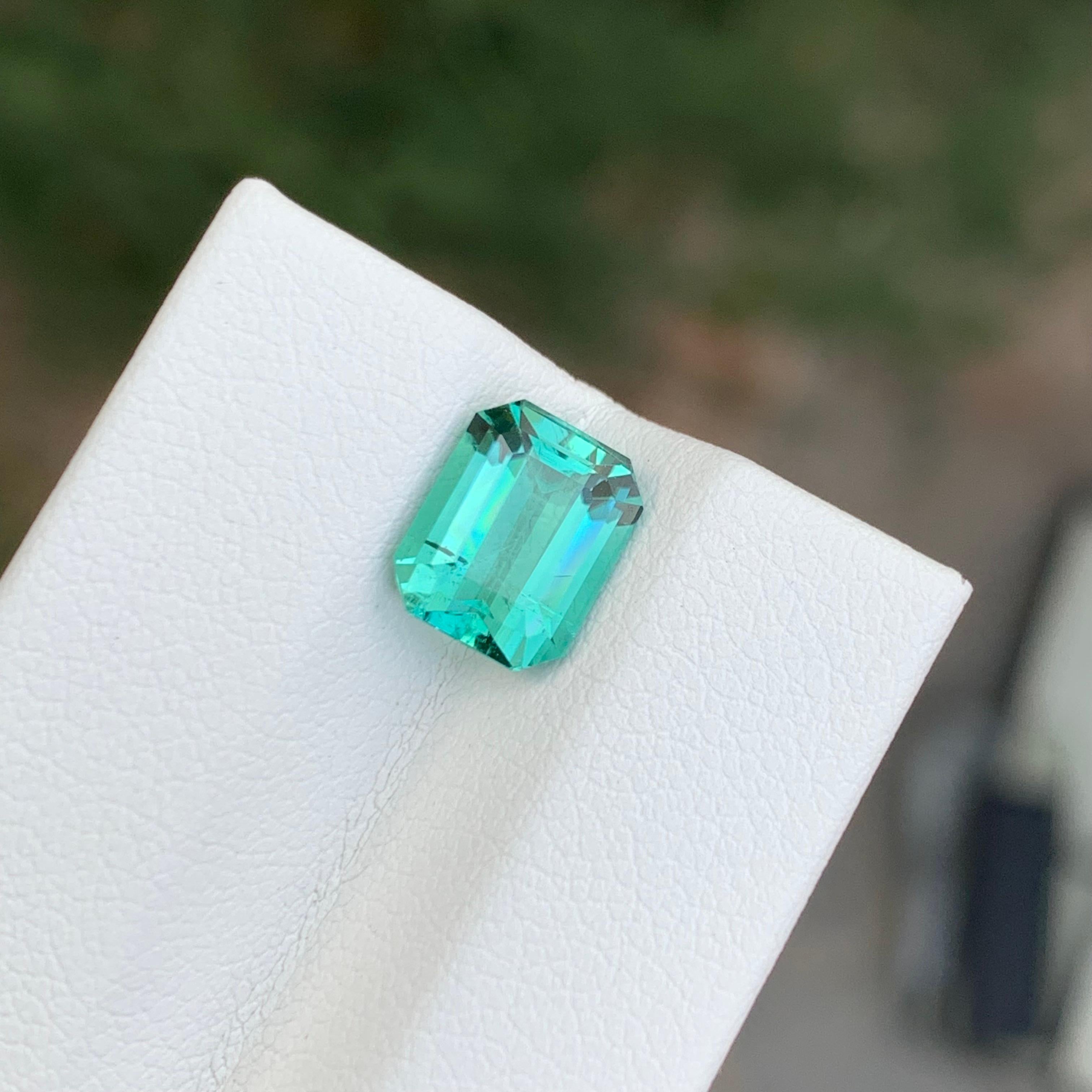 Taille émeraude Pierre précieuse naturelle non sertie de 2,30 carats, tourmaline bleue verte en forme d'émeraude en vente
