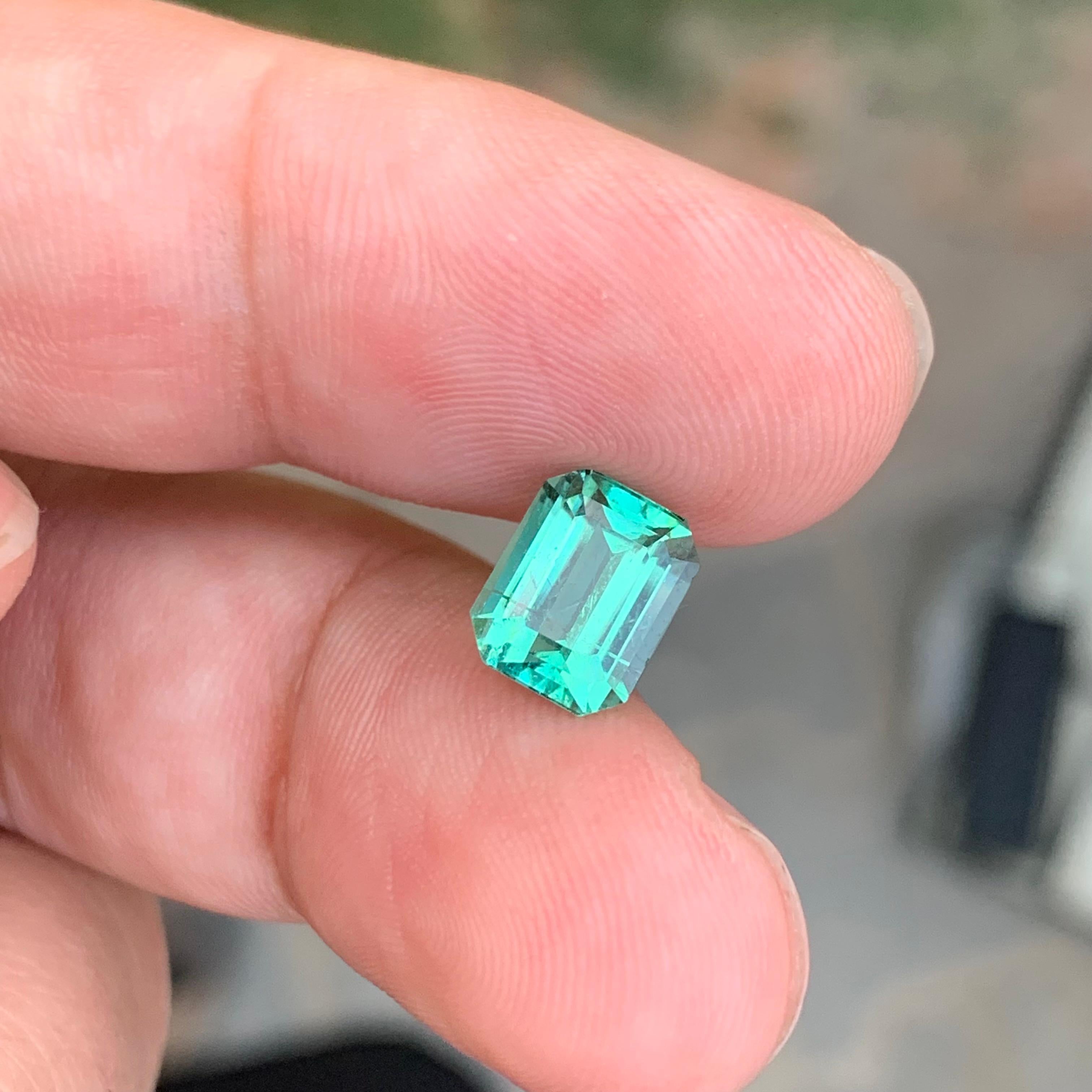 Pierre précieuse naturelle non sertie de 2,30 carats, tourmaline bleue verte en forme d'émeraude Neuf - En vente à Peshawar, PK