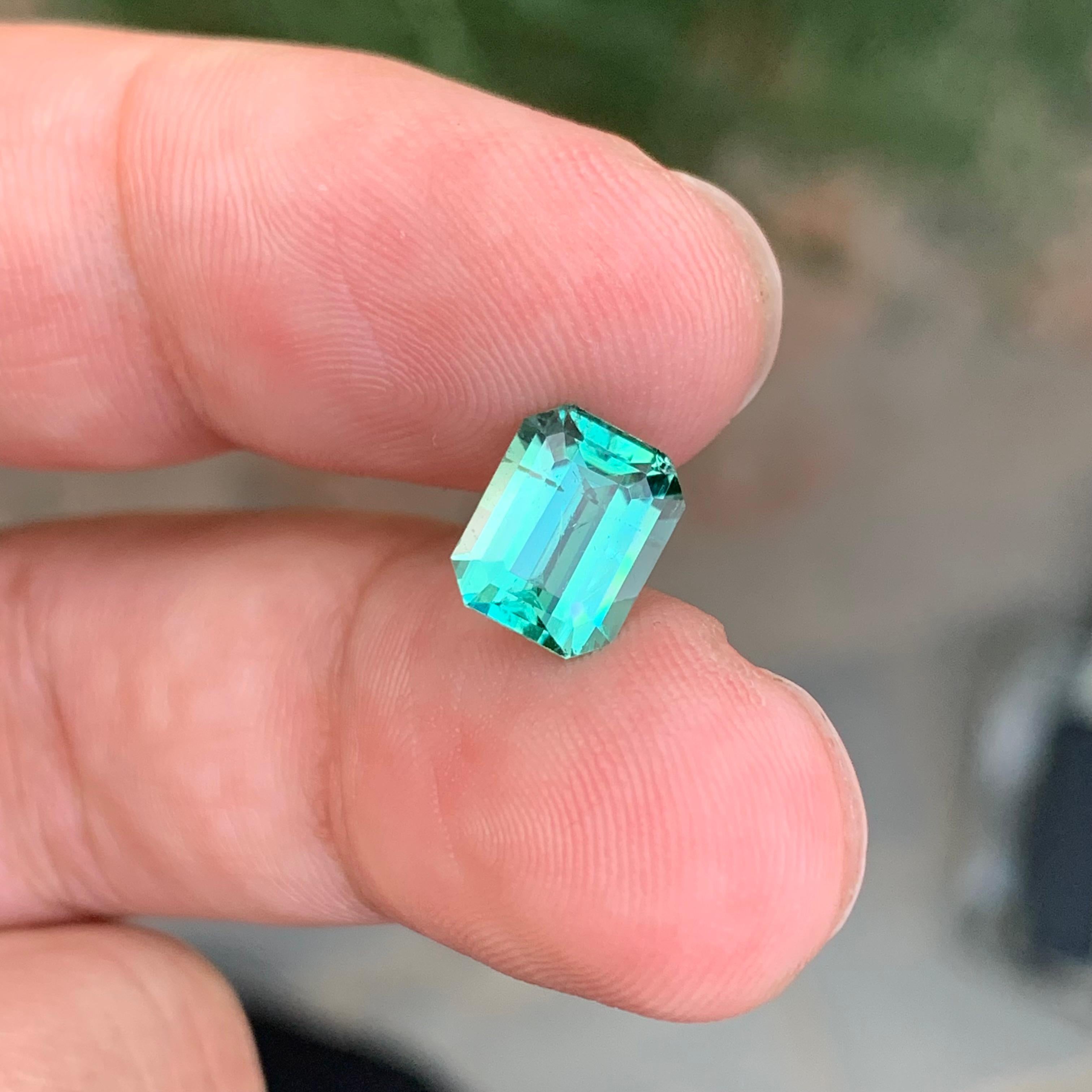 Pierre précieuse naturelle non sertie de 2,30 carats, tourmaline bleue verte en forme d'émeraude Unisexe en vente
