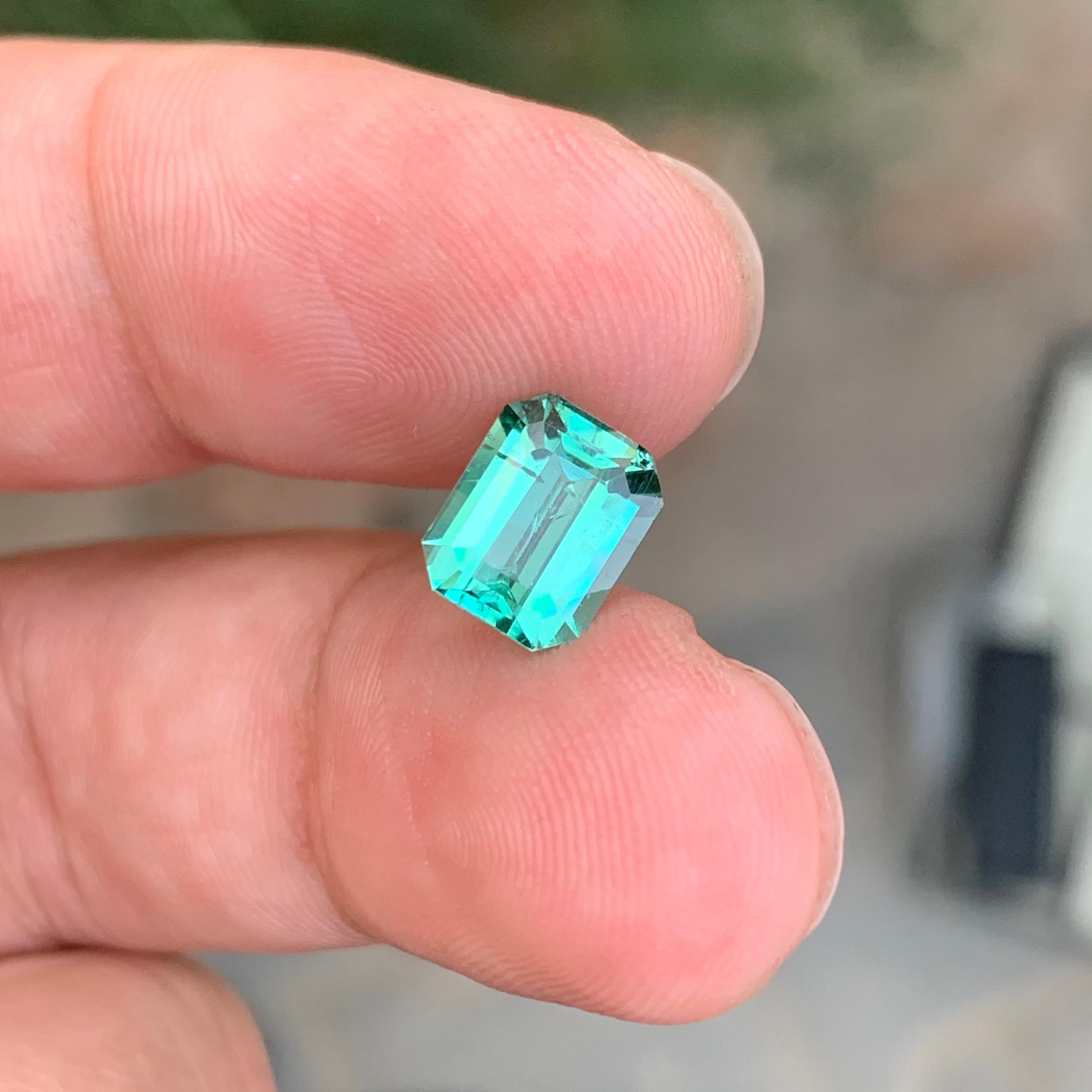 Pierre précieuse naturelle non sertie de 2,30 carats, tourmaline bleue verte en forme d'émeraude en vente 1