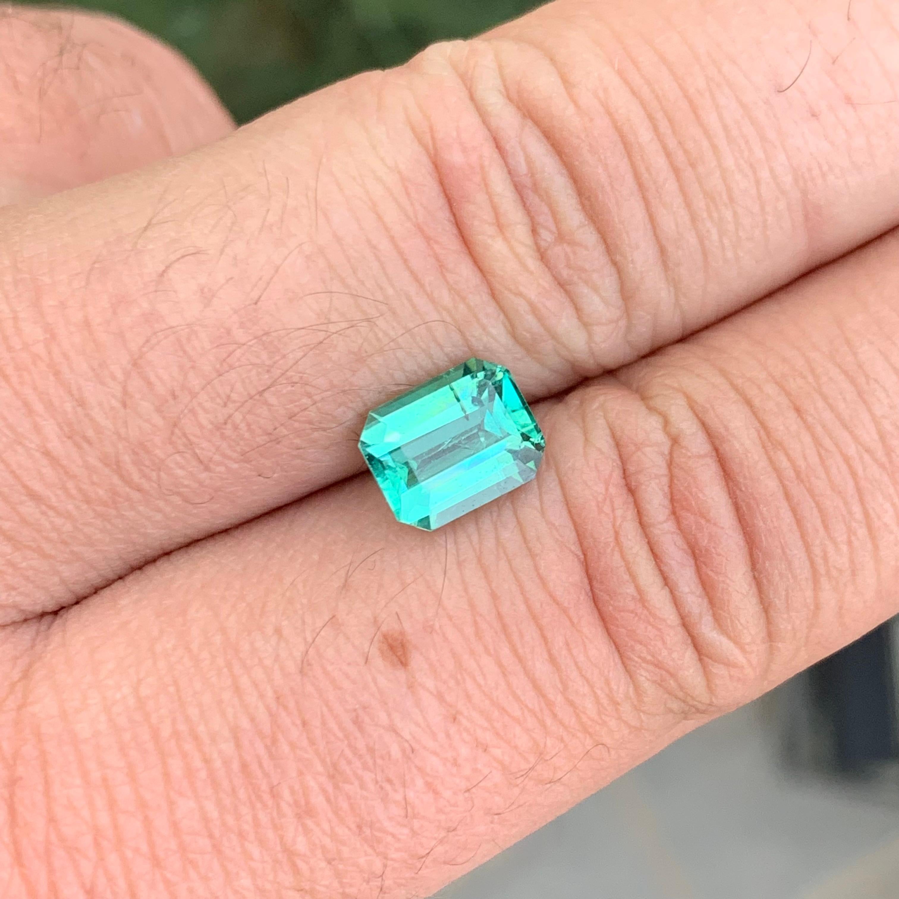 Pierre précieuse naturelle non sertie de 2,30 carats, tourmaline bleue verte en forme d'émeraude en vente 2