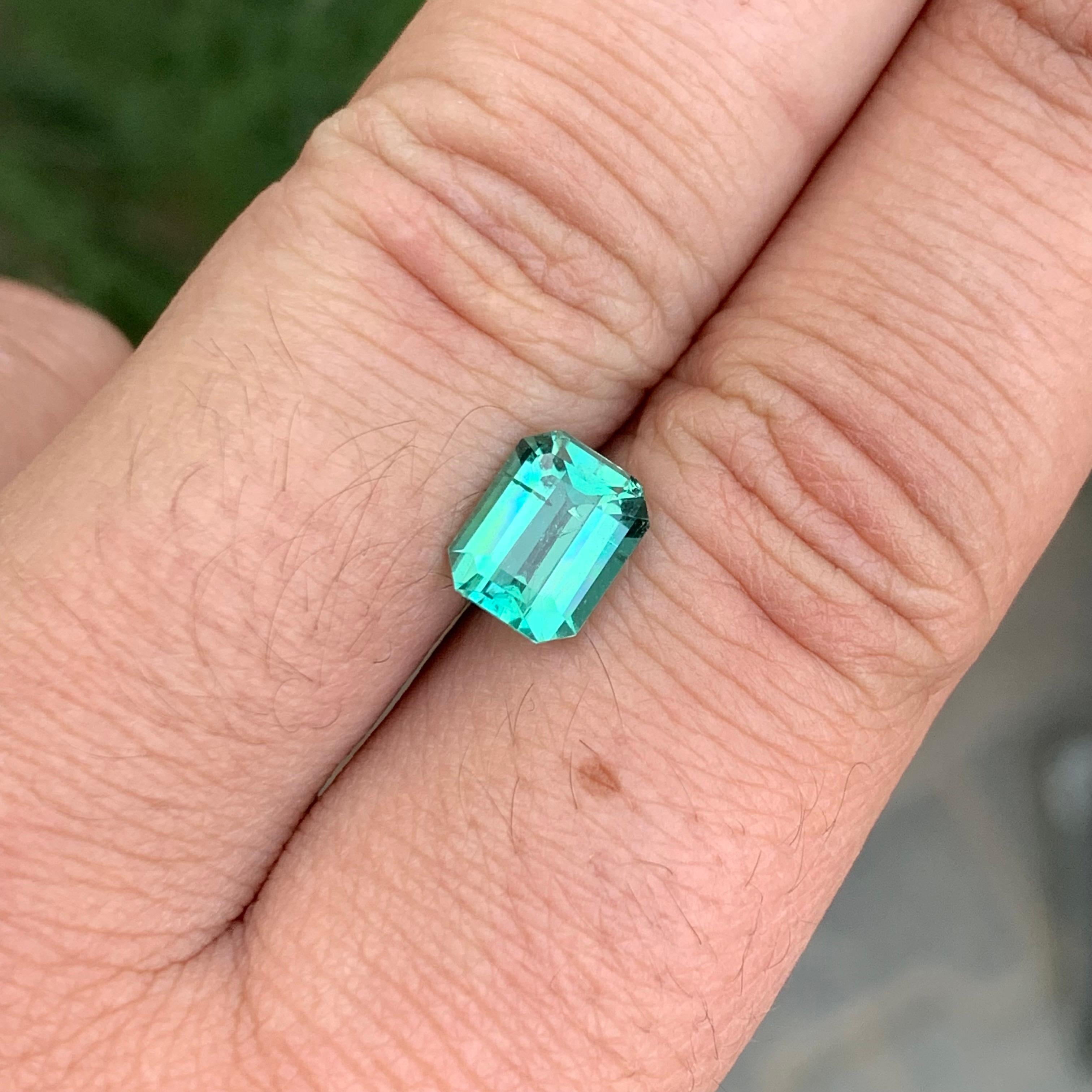 Pierre précieuse naturelle non sertie de 2,30 carats, tourmaline bleue verte en forme d'émeraude en vente 3