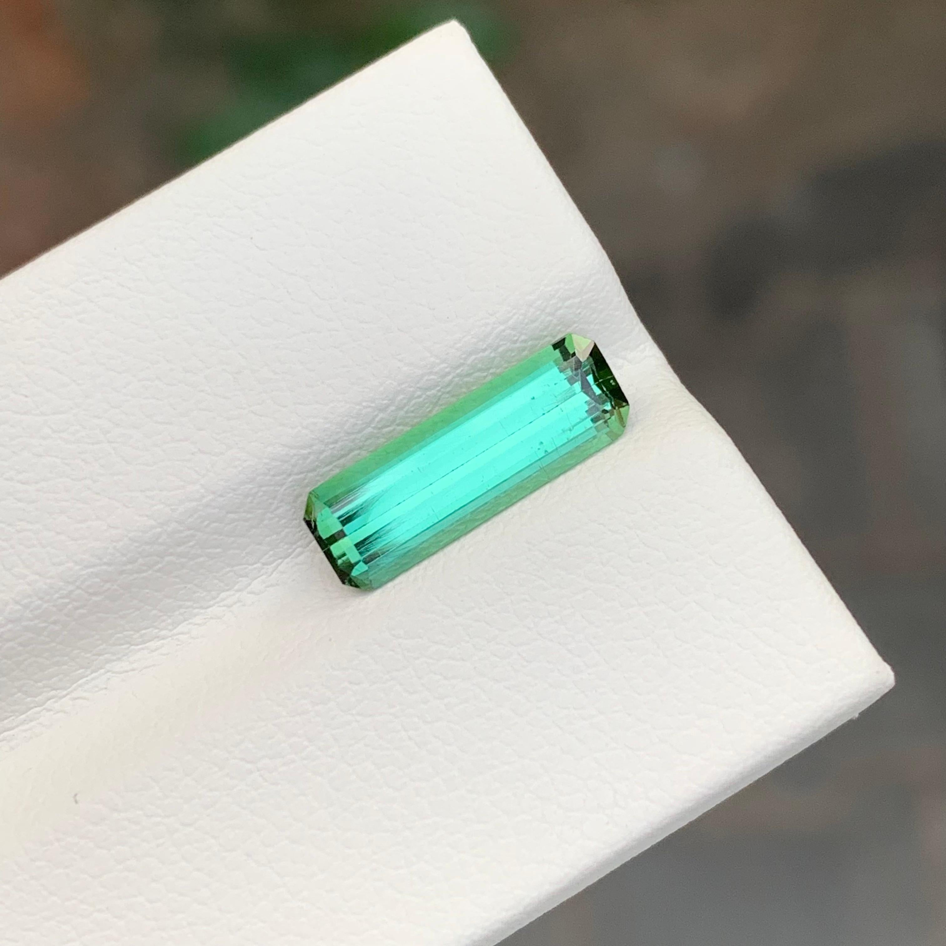 2,30 Karat natürlicher Turmalin in langer Smaragdform in Smaragdform (Arts and Crafts) im Angebot