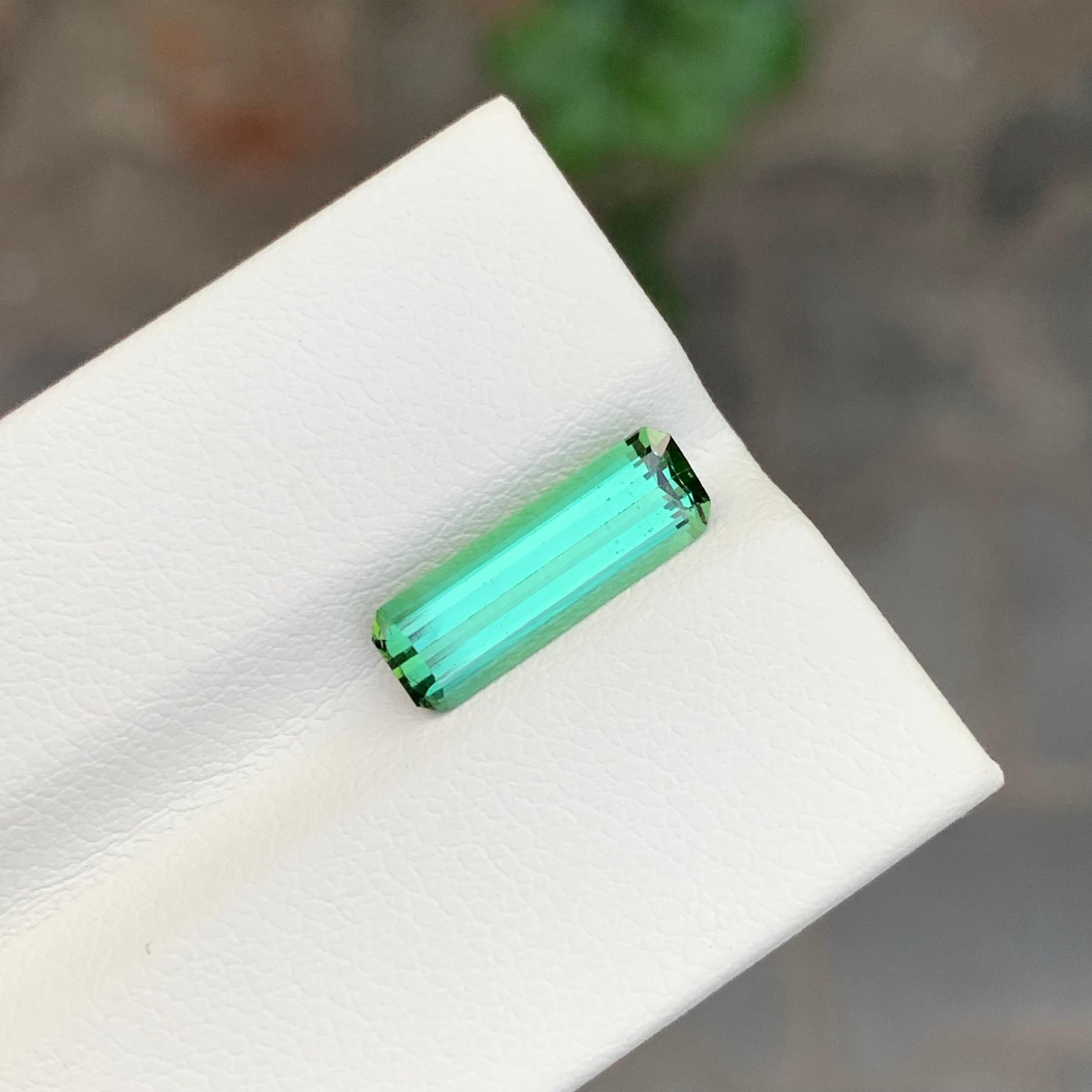 2,30 Karat natürlicher Turmalin in langer Smaragdform in Smaragdform für Damen oder Herren im Angebot