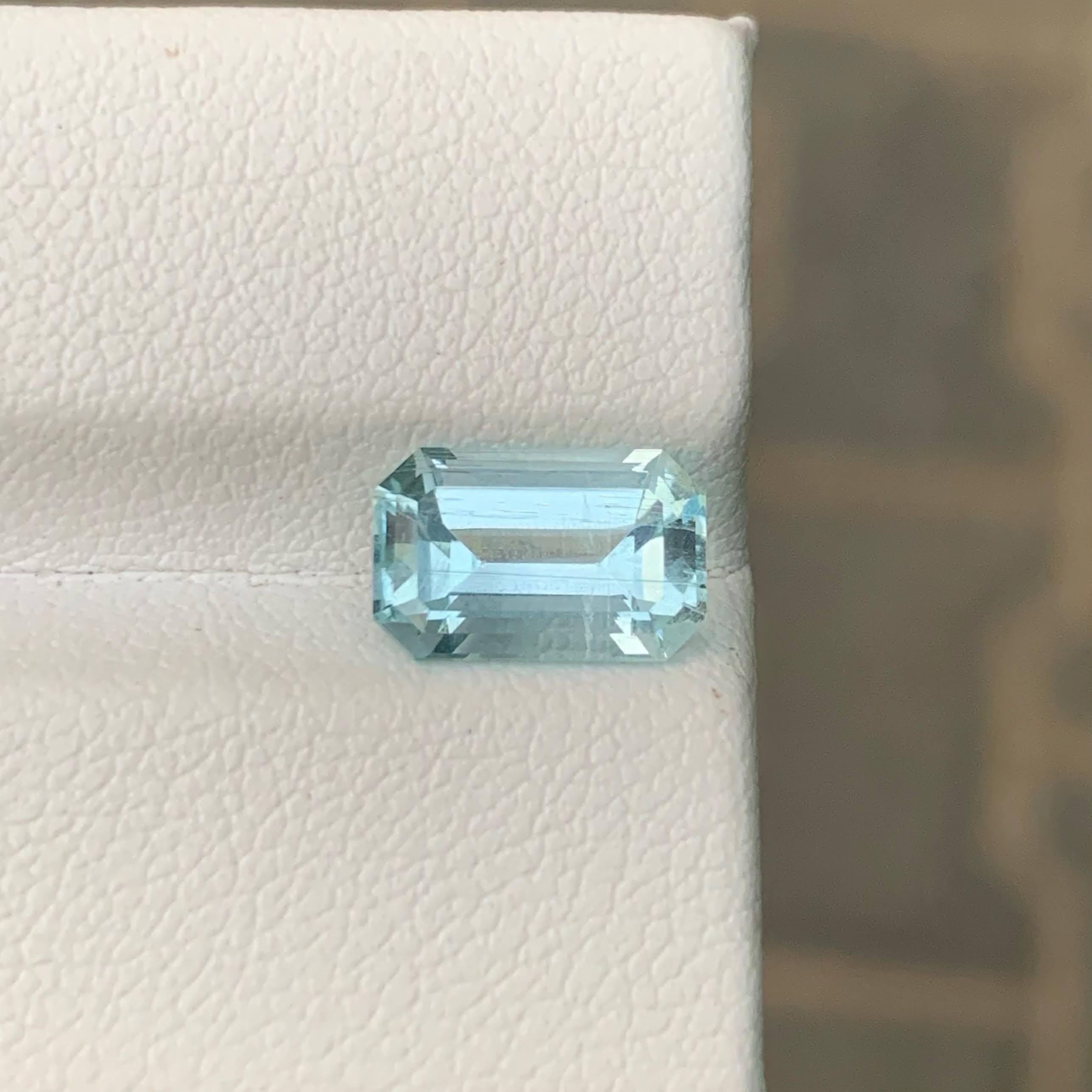 Poids 2,30 carats 
Dimensions 10.0x6.4x5.1mm
Traitement Aucun 
Origine : Pakistan 
Clarity SI
Forme Coupe Émeraude 





Cette aigue-marine naturelle bleu clair de 2,30 carats présente une taille émeraude étonnante qui met en valeur sa pureté et sa