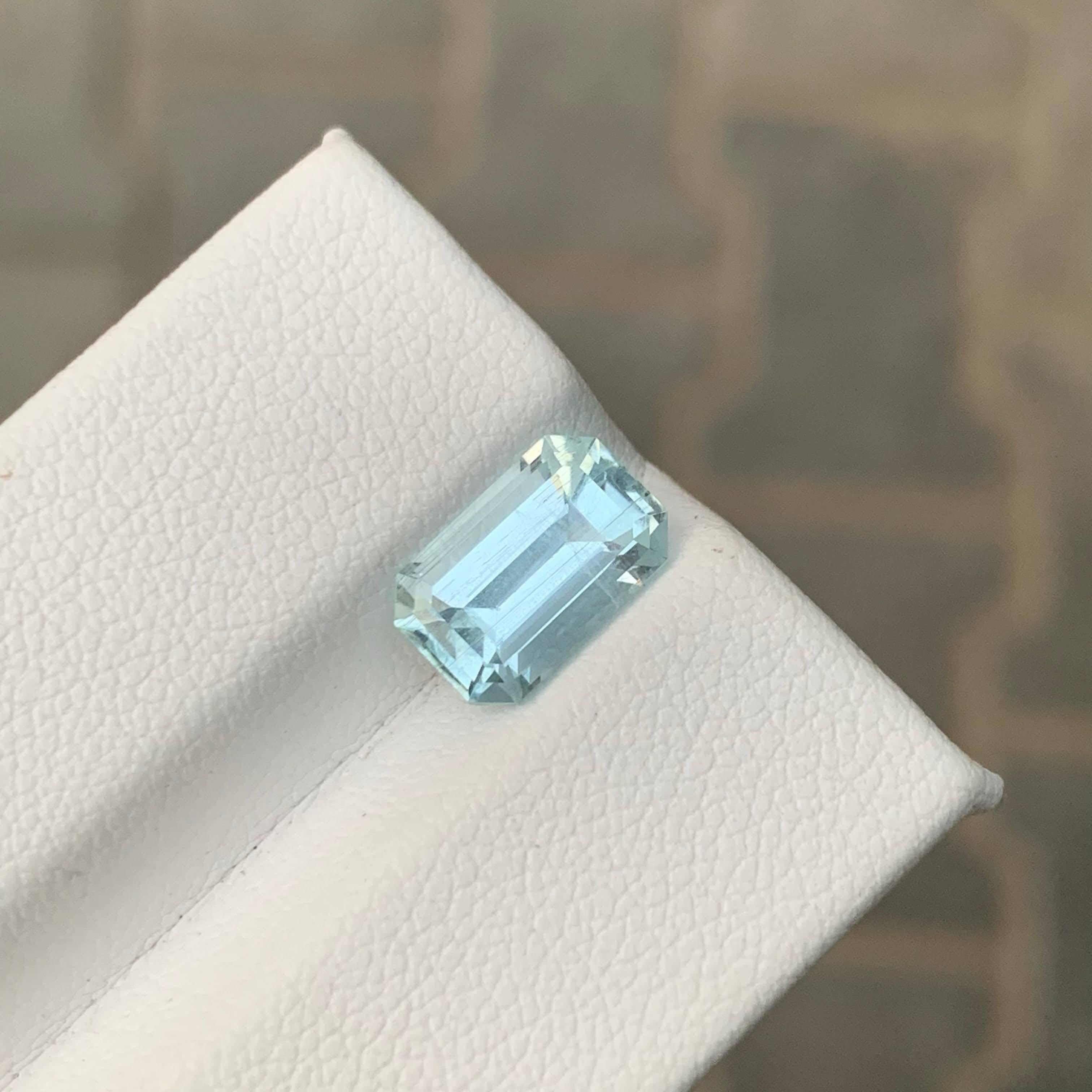 Moderne 2.30 Carat Natural Loose Light Blue Aquamarine Emerald Cut Pakistani Gemstone (Aigue-marine bleu clair taillée en émeraude) en vente