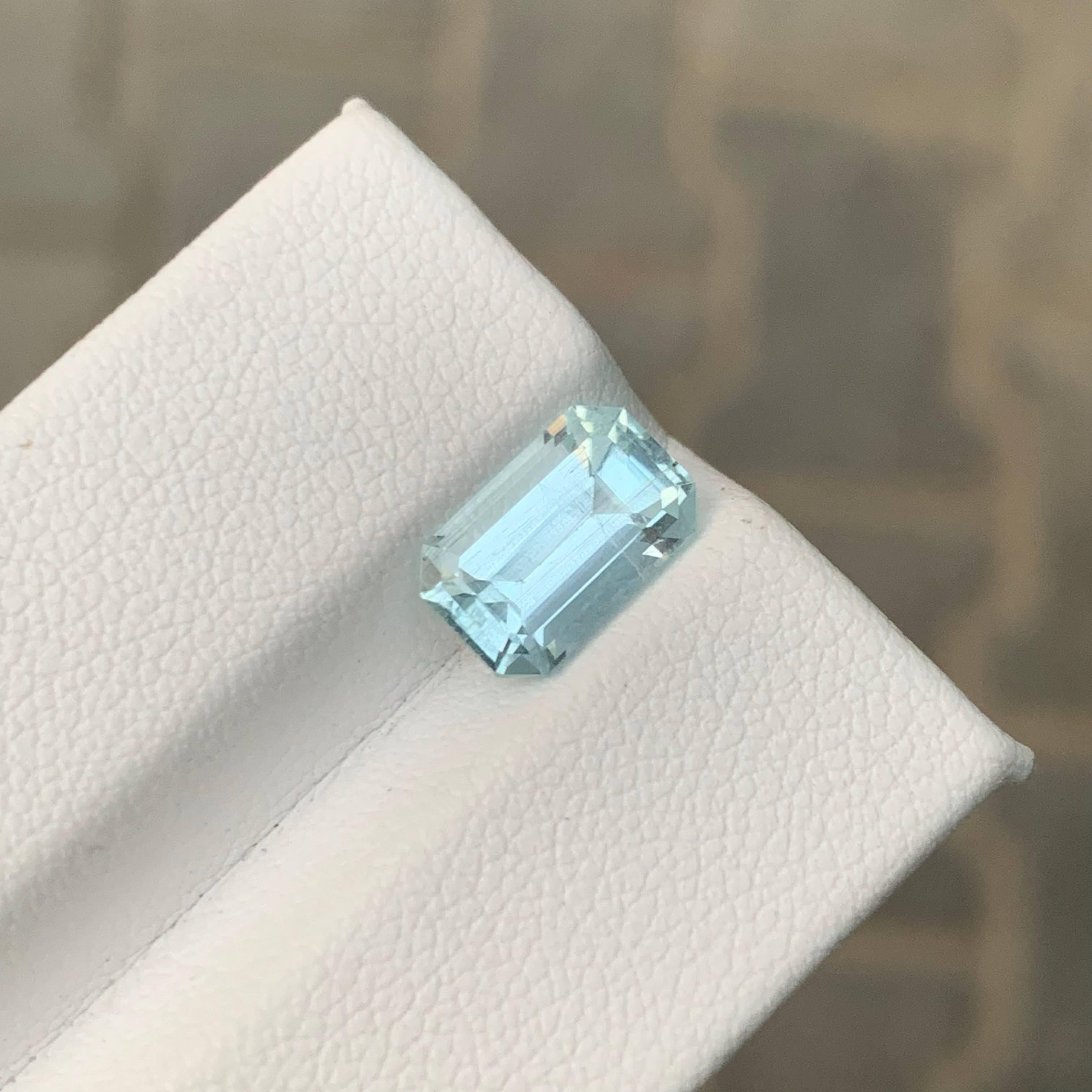 Taille émeraude 2.30 Carat Natural Loose Light Blue Aquamarine Emerald Cut Pakistani Gemstone (Aigue-marine bleu clair taillée en émeraude) en vente