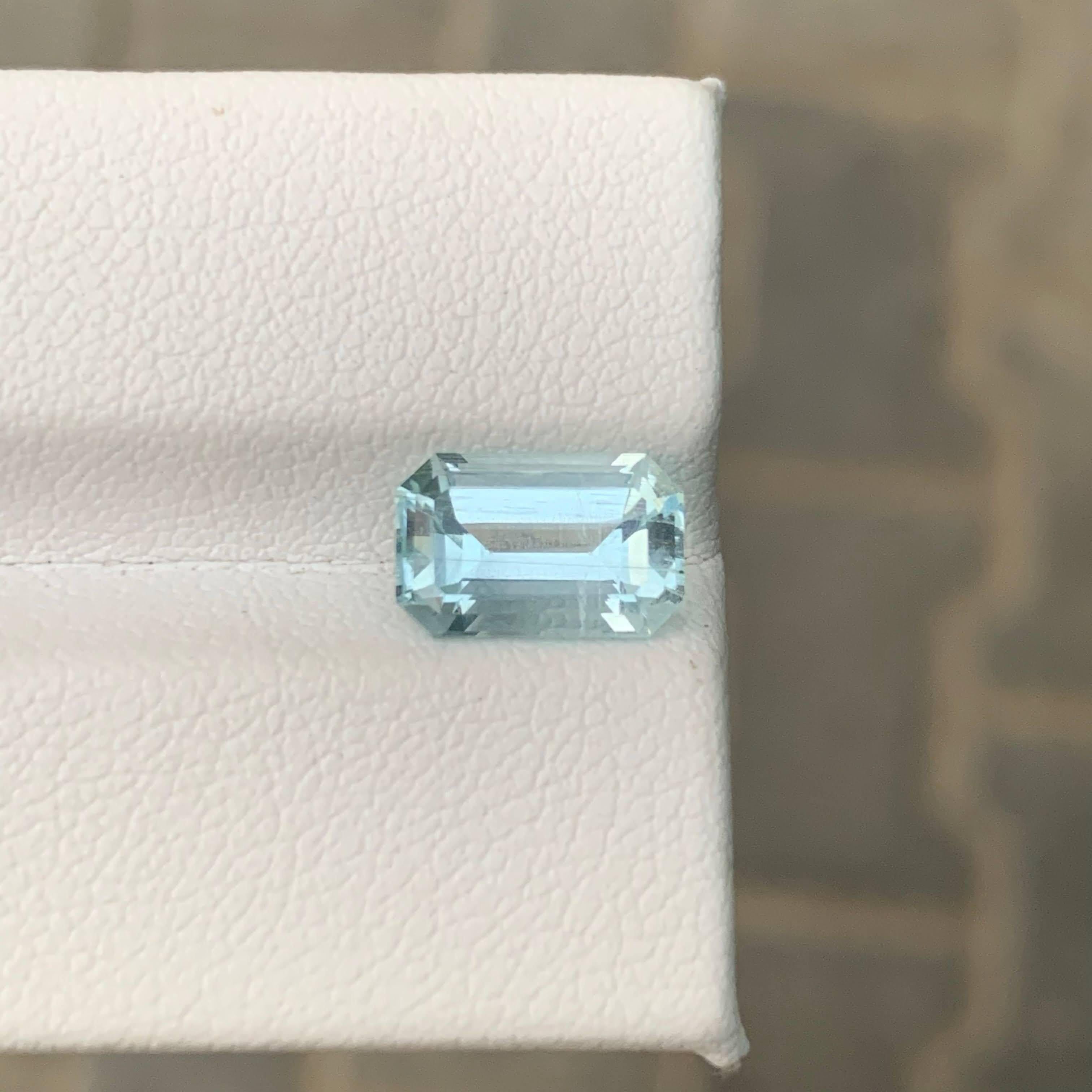 2.30 Carat Natural Loose Light Blue Aquamarine Emerald Cut Pakistani Gemstone (Aigue-marine bleu clair taillée en émeraude) Unisexe en vente