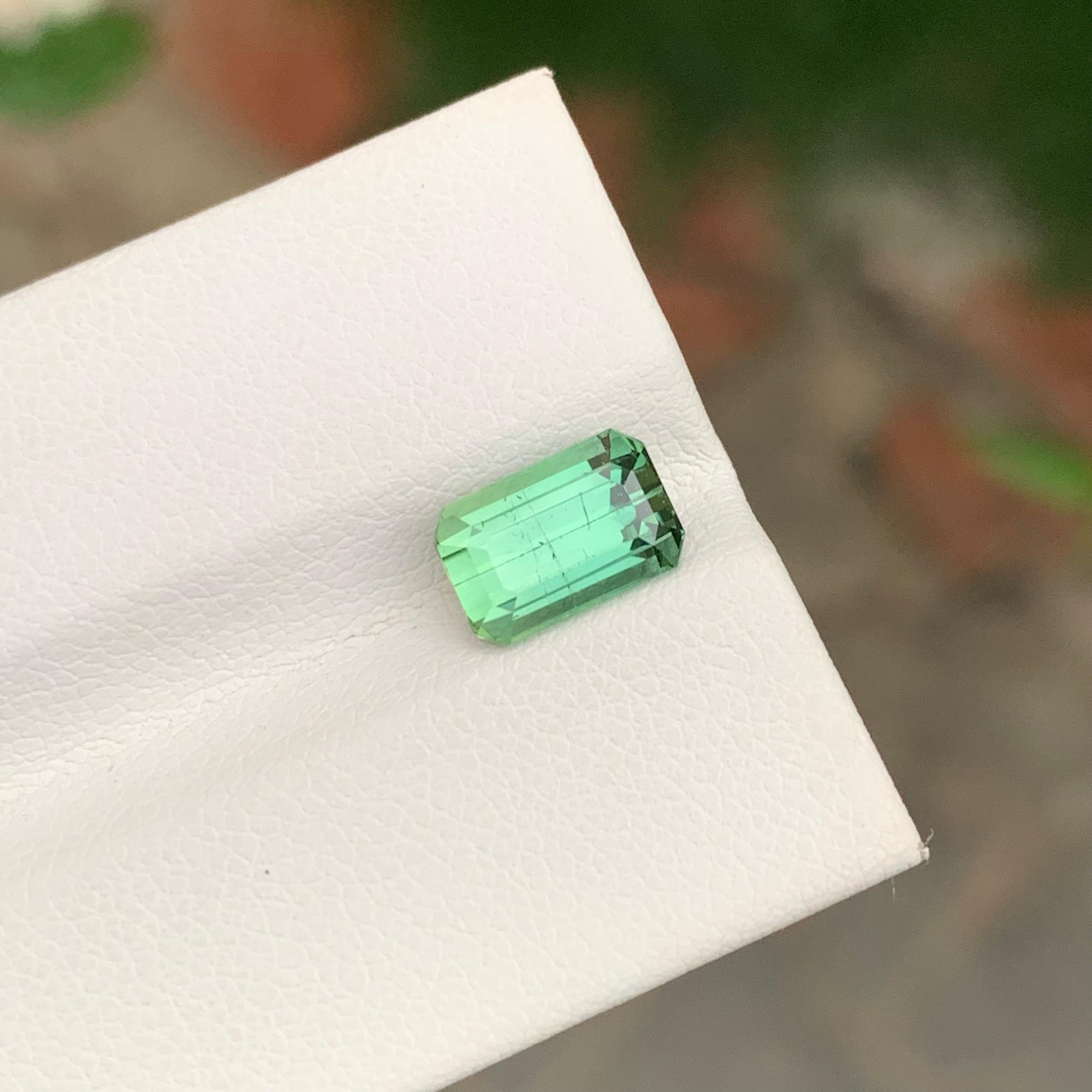 2,30 Karat natürlicher loser Minzturmalin Smaragdform Edelstein für Damen oder Herren im Angebot