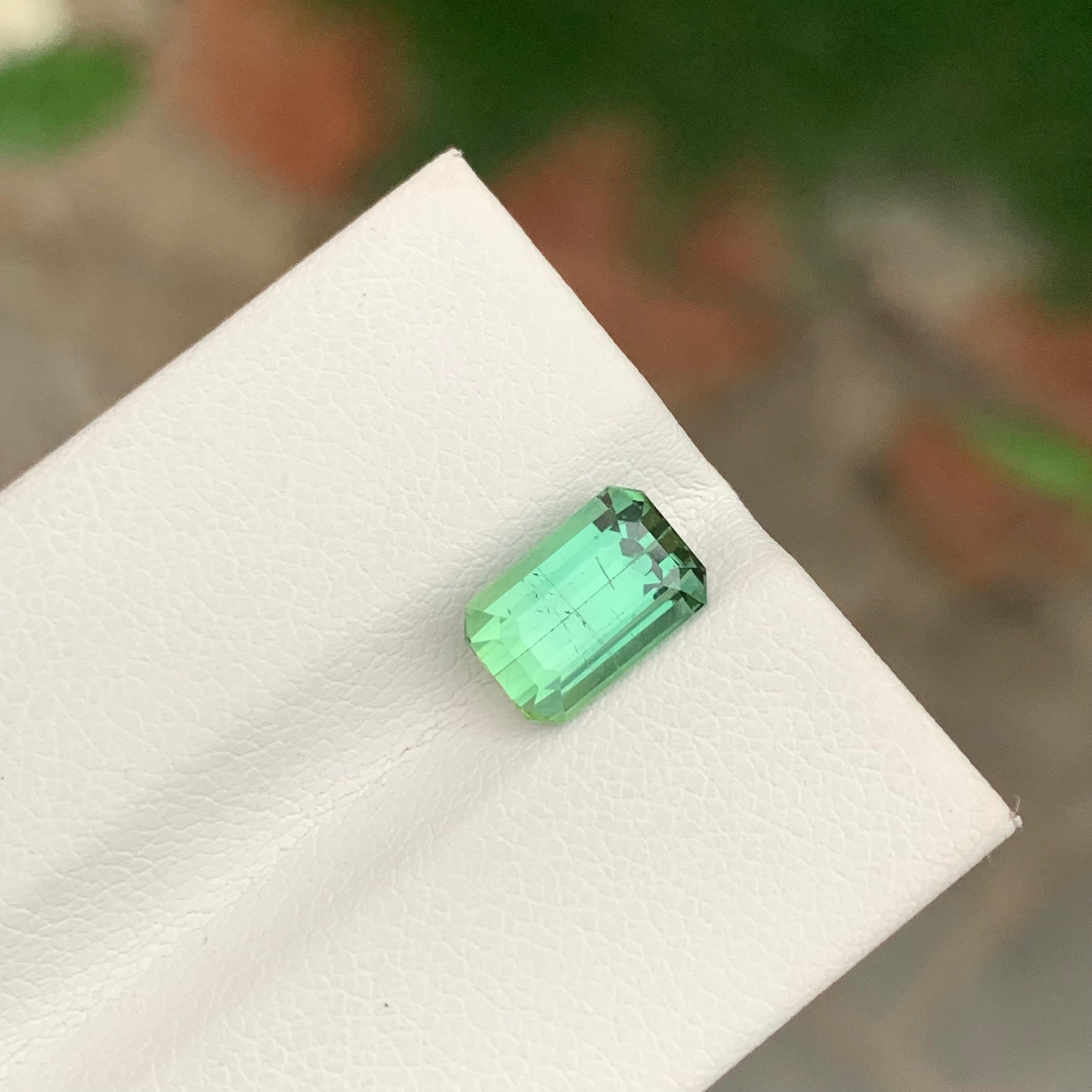 2,30 Karat natürlicher loser Minzturmalin Smaragdform Edelstein im Angebot 1