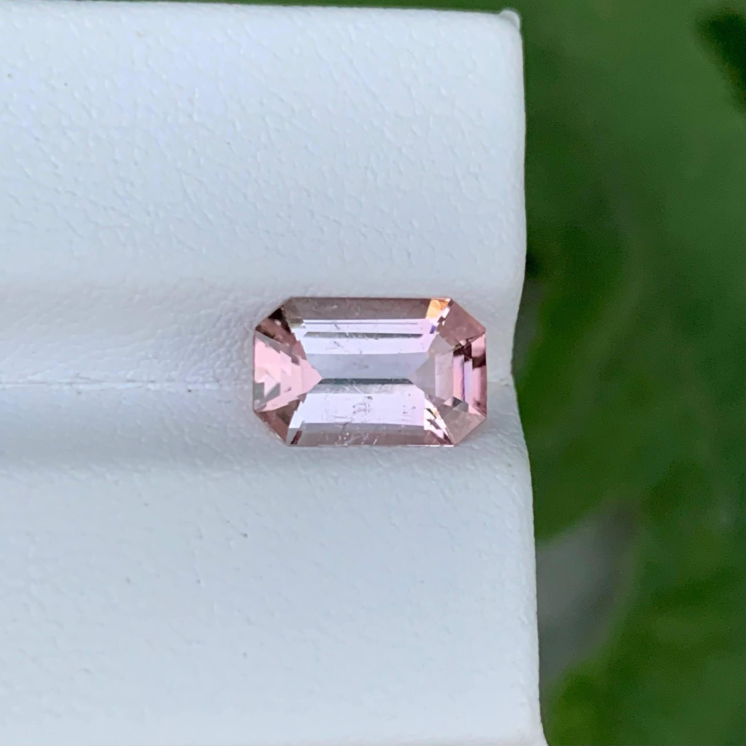 Poids 2,30 carats 
Dimensions 10,7x6,8x4,3mm
Traitement Aucun 
Origine afghane 
Clarity SI
Forme Coupe Émeraude 





Cette tourmaline rose naturelle de 2,30 carats est une pierre précieuse captivante qui brille avec élégance et éclat. Taillée de