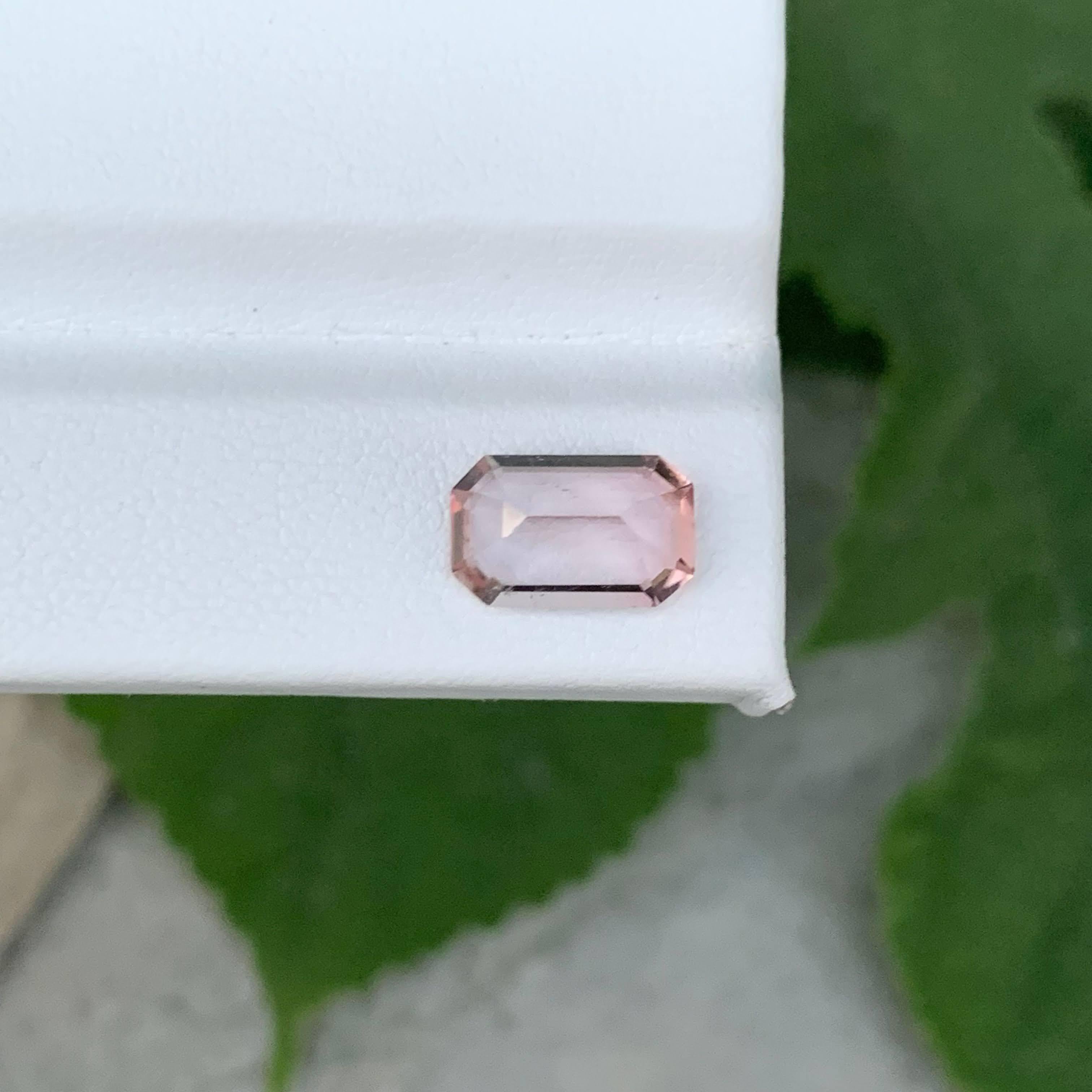 Moderne 2.30 Carat Natural Loose Pink Tourmaline Stone Emerald Cut Afghan Gemstone (pierre précieuse afghane) en vente
