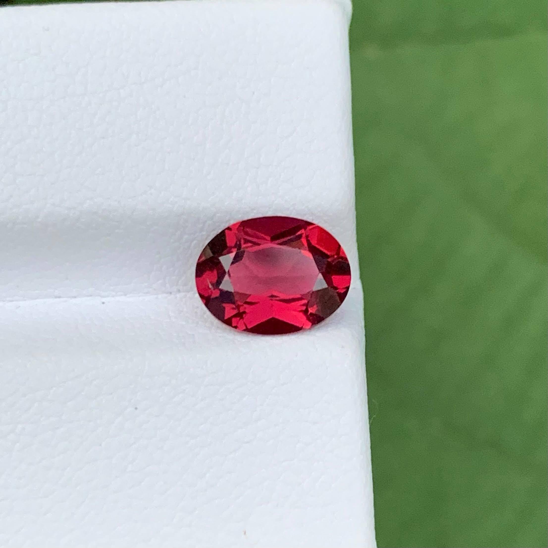 Peso 2,30 carati 
Dimensioni 9,1x7,0x4,5 mm
Trattamento Cuore 
Origine afgana 
Pulizia degli occhi di chiarezza 
Forma Taglio Ovale 




Con colori vividi e brillantezza, questa tormalina rossa sciolta naturale da 2,30 carati è realizzata con un
