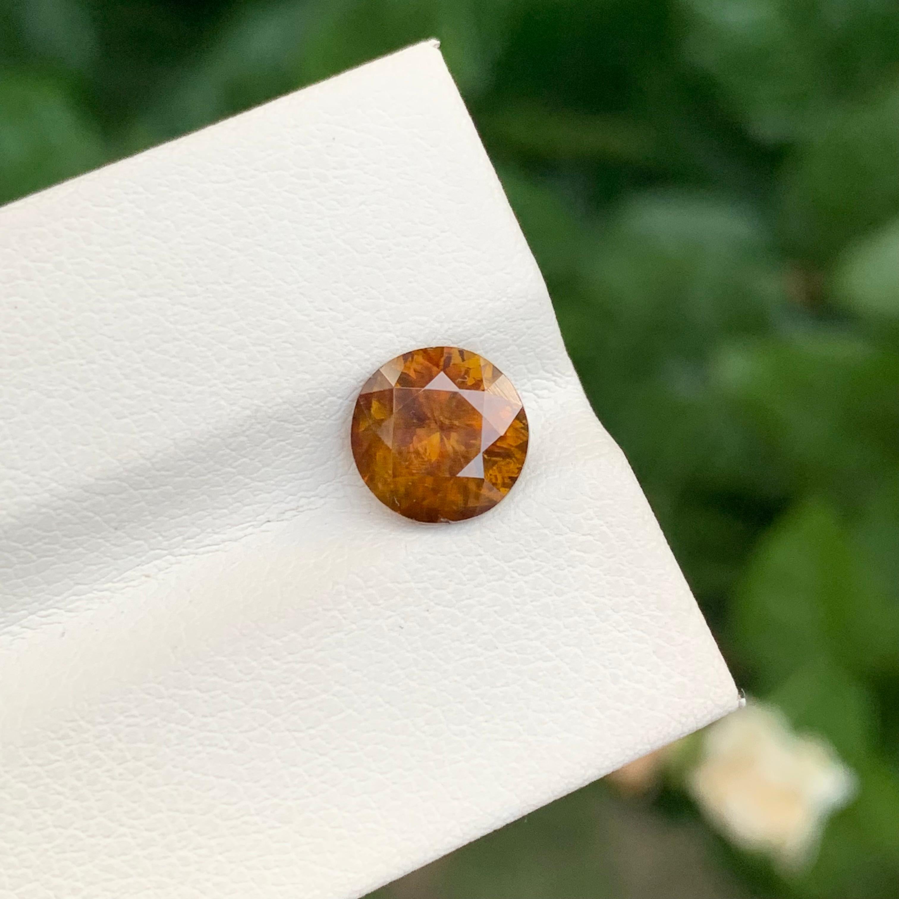 2,30 Karat natürlicher loser Sphene Titanit runde Form Edelstein im Angebot 4