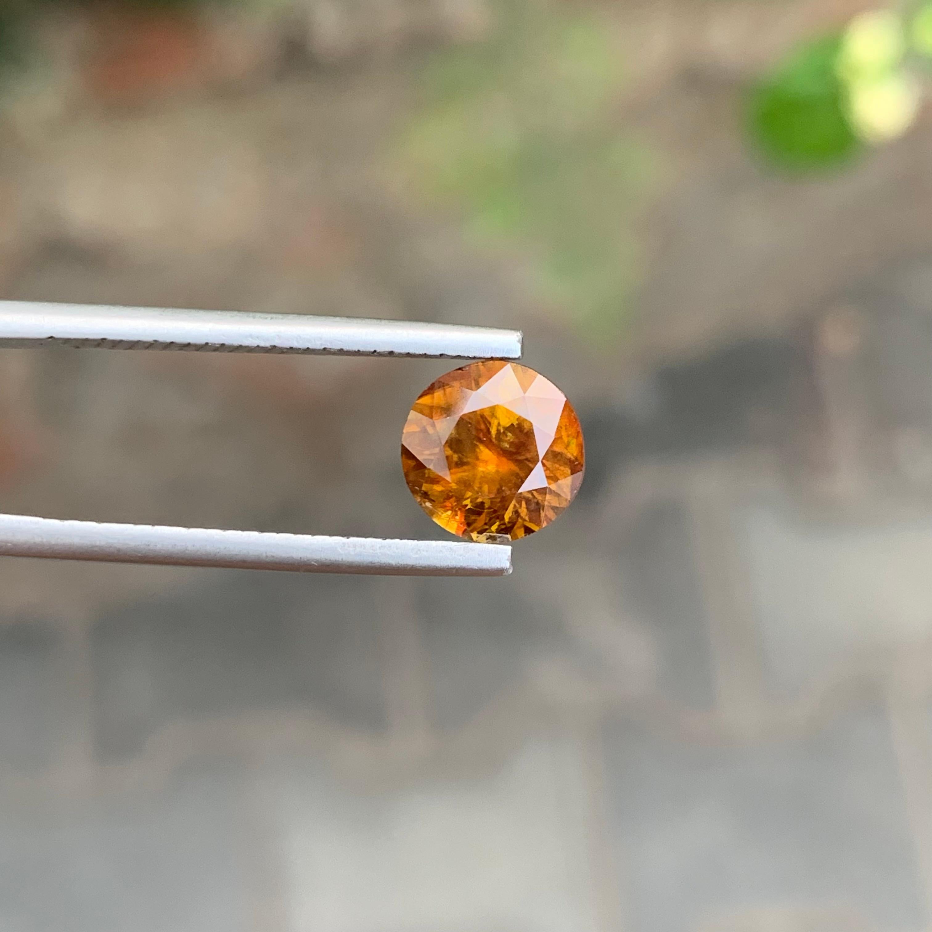 2,30 Karat natürlicher loser Sphene Titanit runde Form Edelstein im Angebot 1