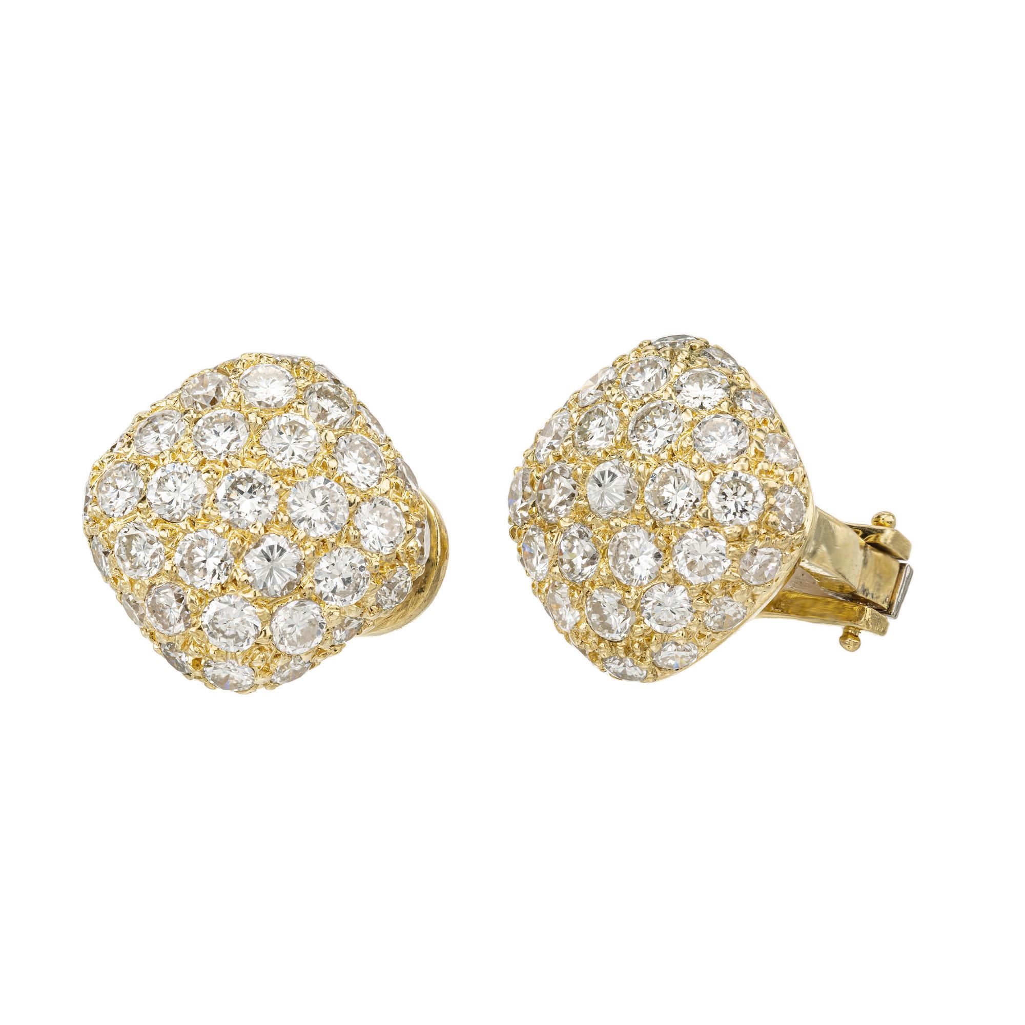 Éblouissez et ravissez avec ces exquises boucles d'oreilles dôme de forme coussin en or jaune 18 carats et diamant pavé de 2,30 ct. Confectionnées à la perfection, ces Eleg présentent 70 superbes diamants sertis en pavé dans un or jaune radieux qui