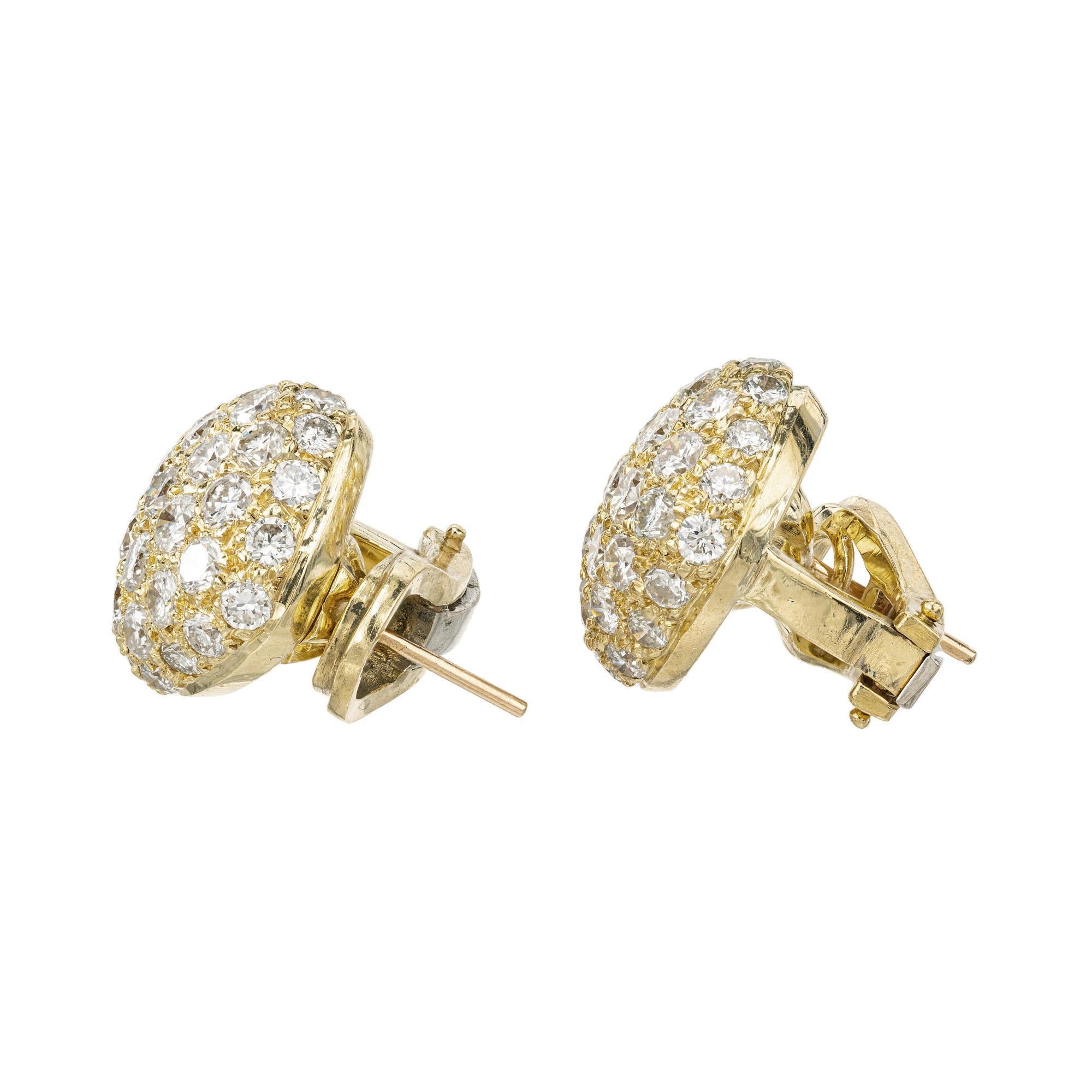 Taille ronde Boucles d'oreilles dôme en or jaune avec diamant pavé de 2,30 carats en vente
