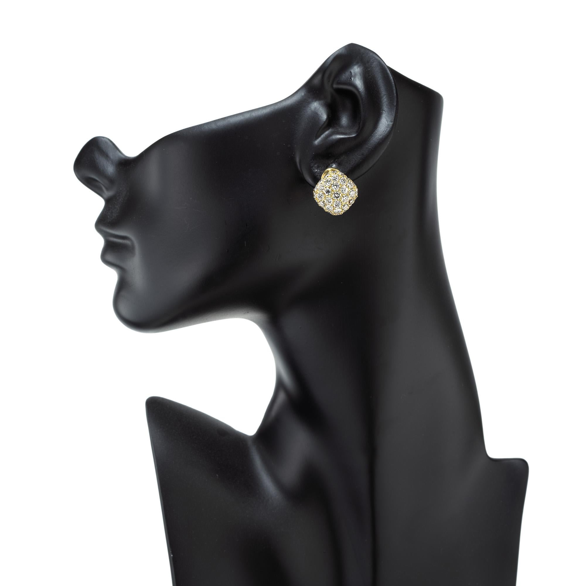 Boucles d'oreilles dôme en or jaune avec diamant pavé de 2,30 carats en vente 1