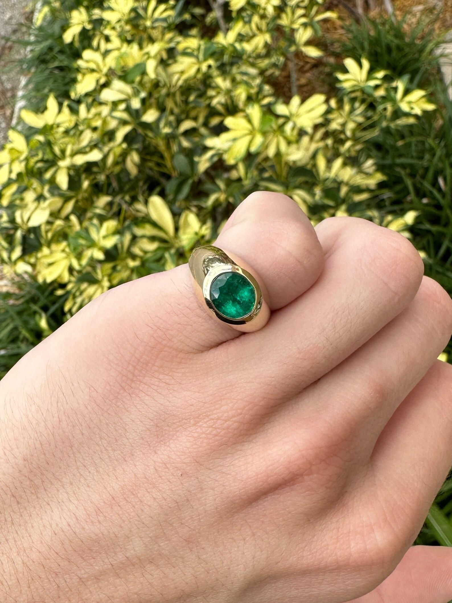 Modern 2.30 Carat Rich Dark Green Emerald Round Cut Unisex Gypsy Pinky Ring 18K For Sale