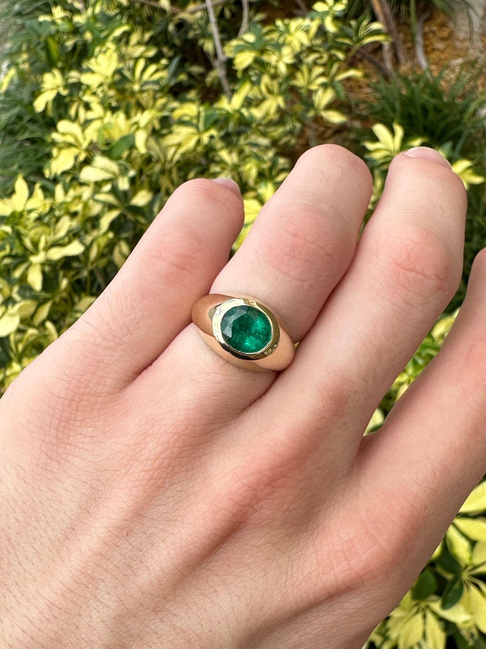 2.30 Carat Rich Dark Green Emerald Round Cut Unisex Gypsy Pinky Ring 18K For Sale 1