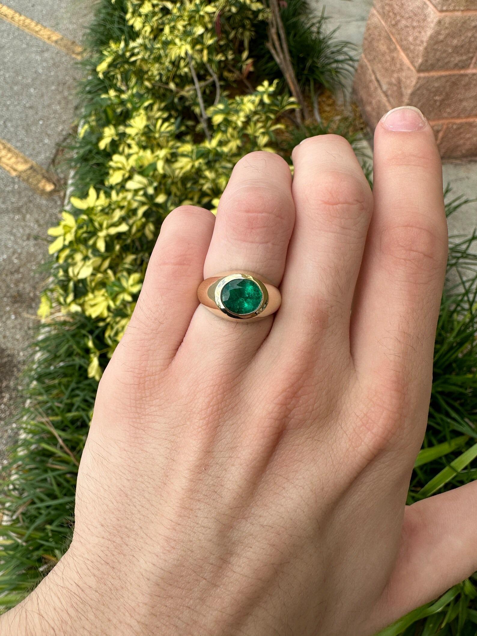 2.30 Carat Rich Dark Green Emerald Round Cut Unisex Gypsy Pinky Ring 18K For Sale 2
