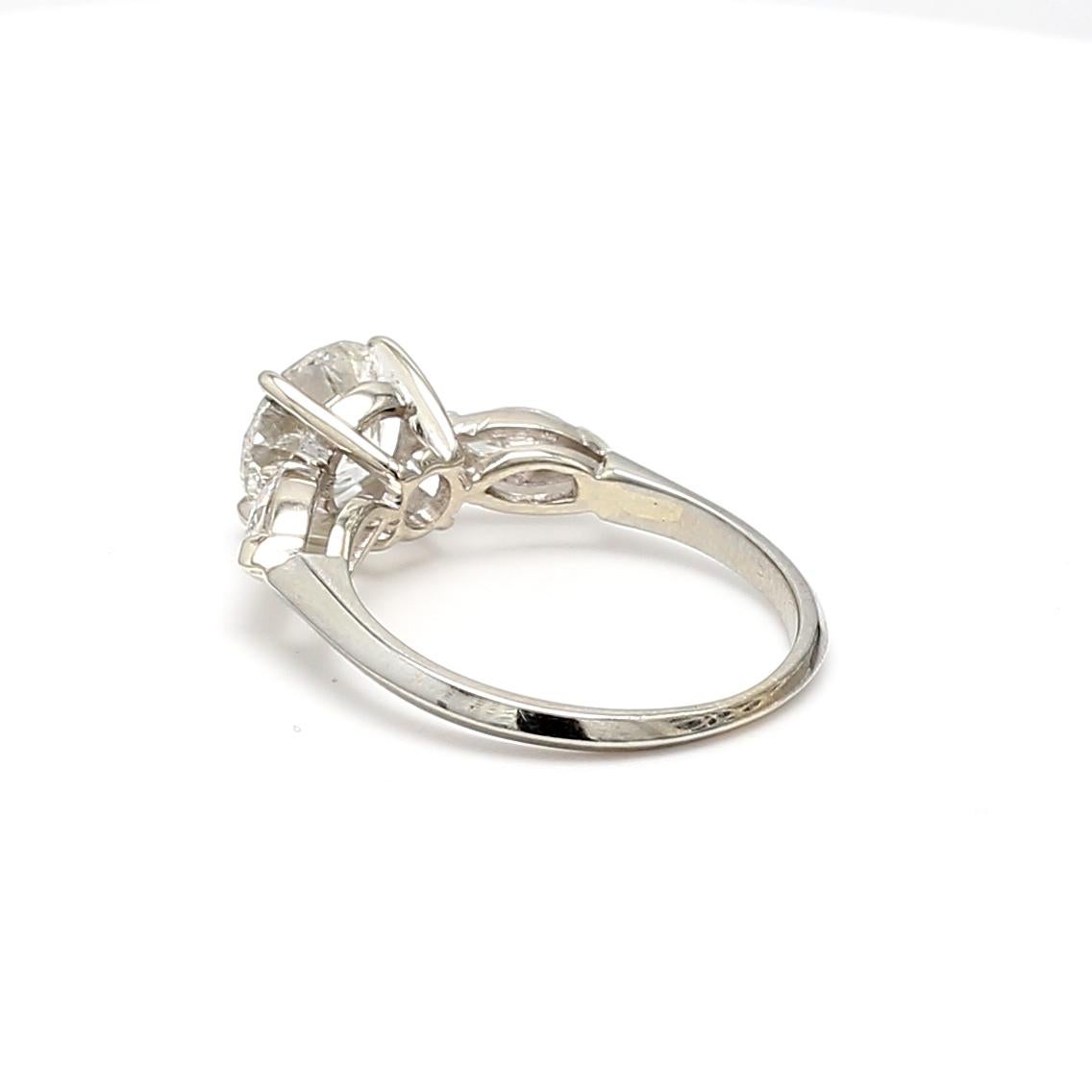 Anello di fidanzamento in platino con diamante rotondo a forma di Brilliante e Marquis da 2,30 carati in vendita 1