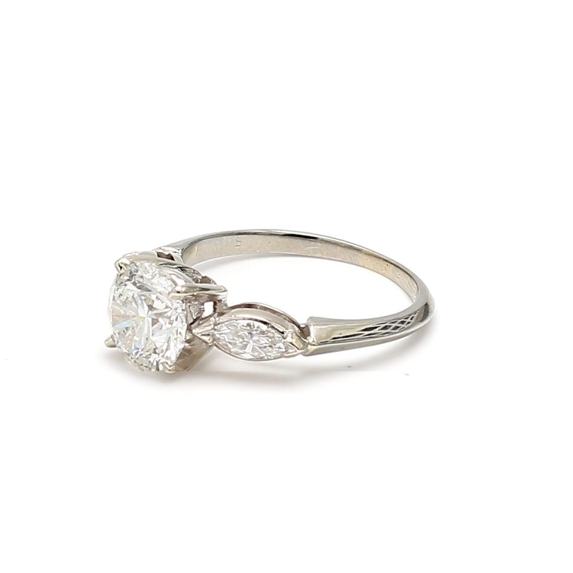 Anello di fidanzamento in platino con diamante rotondo a forma di Brilliante e Marquis da 2,30 carati in vendita 3