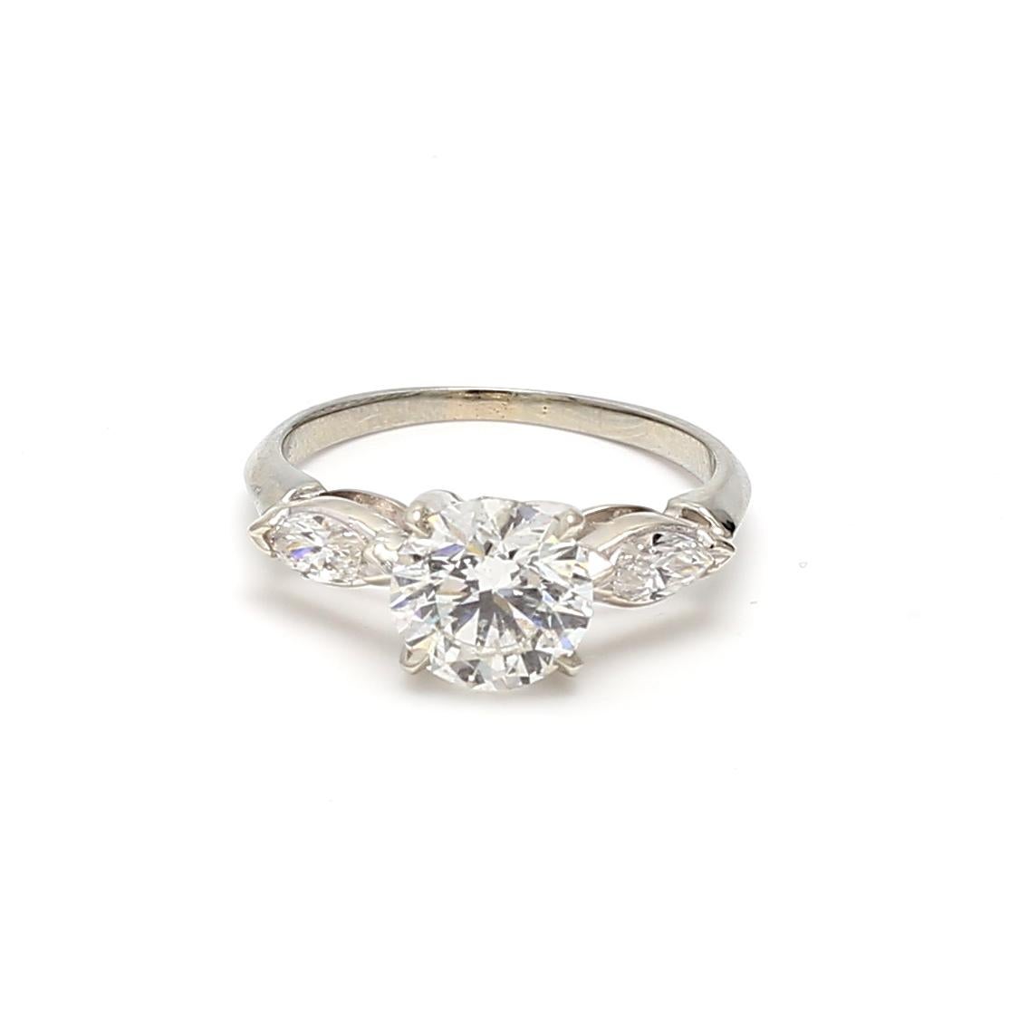 Anello di fidanzamento in platino con diamante rotondo a forma di Brilliante e Marquis da 2,30 carati in vendita 4