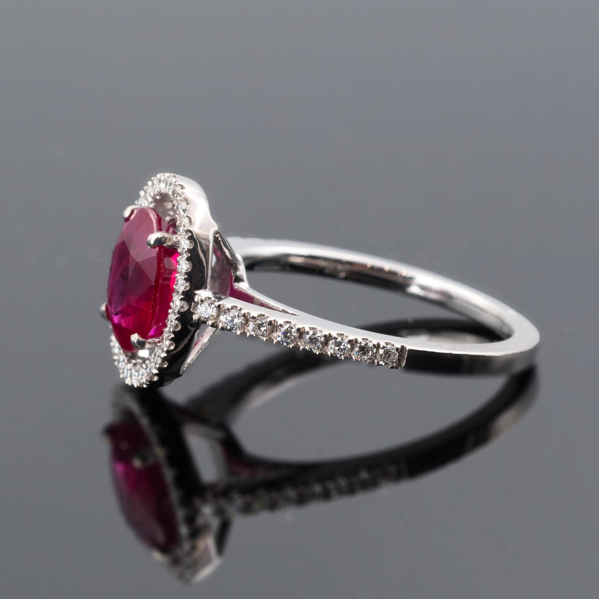 2,30 Karat Rubin Diamant-Halo-Ring (Zeitgenössisch) im Angebot