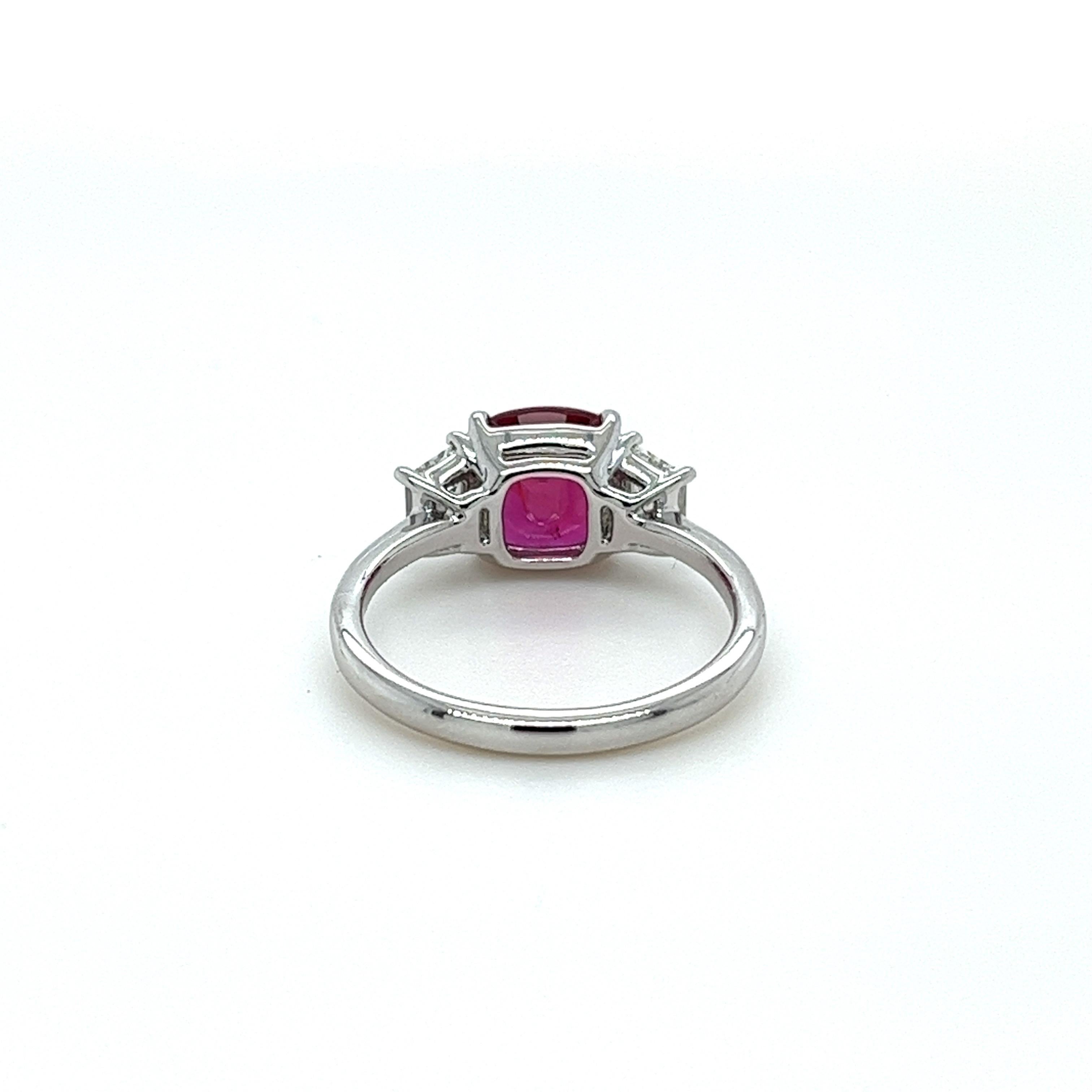 Taille coussin Bague à trois pierres en platine avec rubis et diamants de 2,30 carats en vente