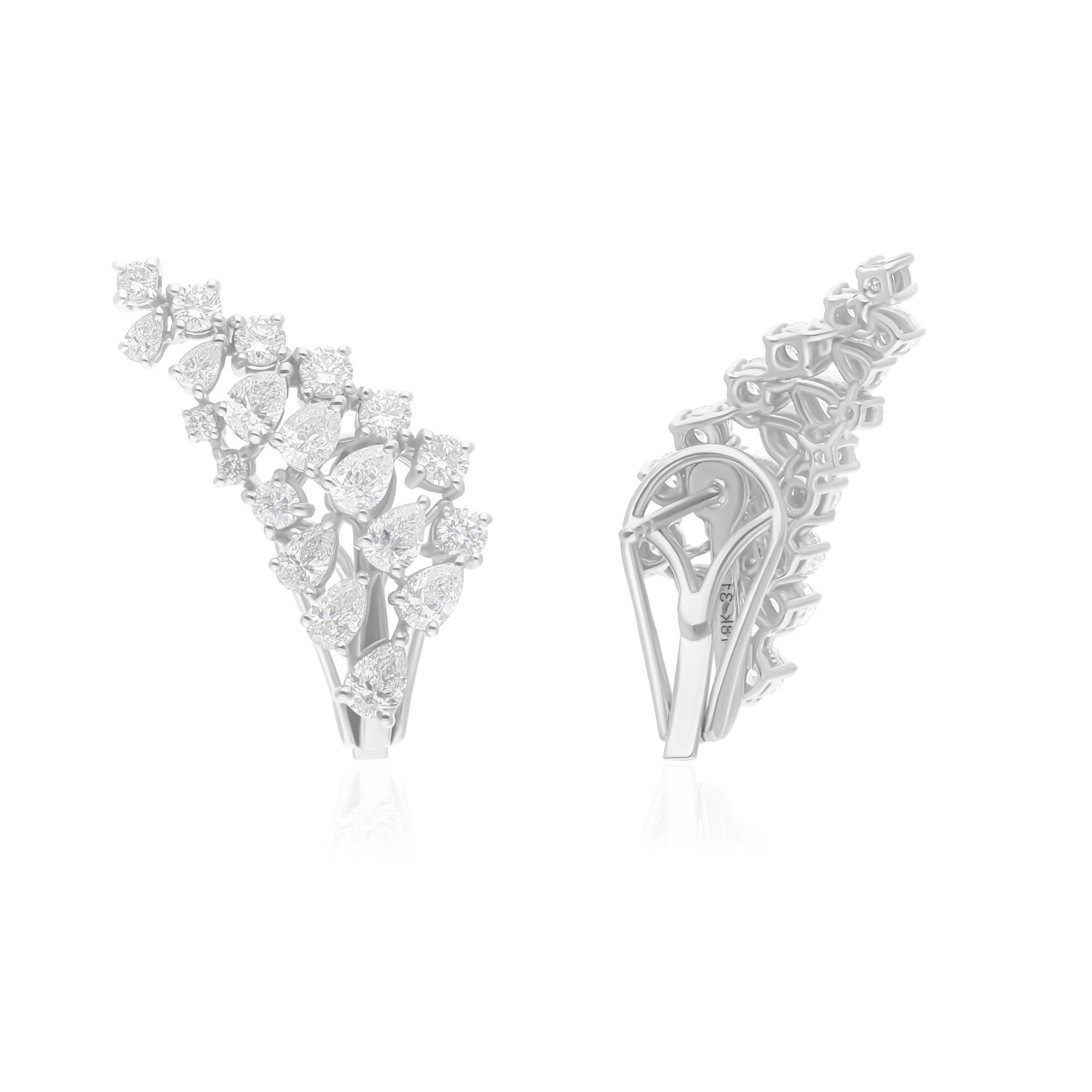 Realizzati in oro a 18 carati, questi squisiti orecchini sono impreziositi da 0,04 carati di diamanti scintillanti.

Segui la vetrina di Spectrum Jewels per vedere le ultime collezioni e i pezzi esclusivi. Spectrum Jewels è orgoglioso di essere