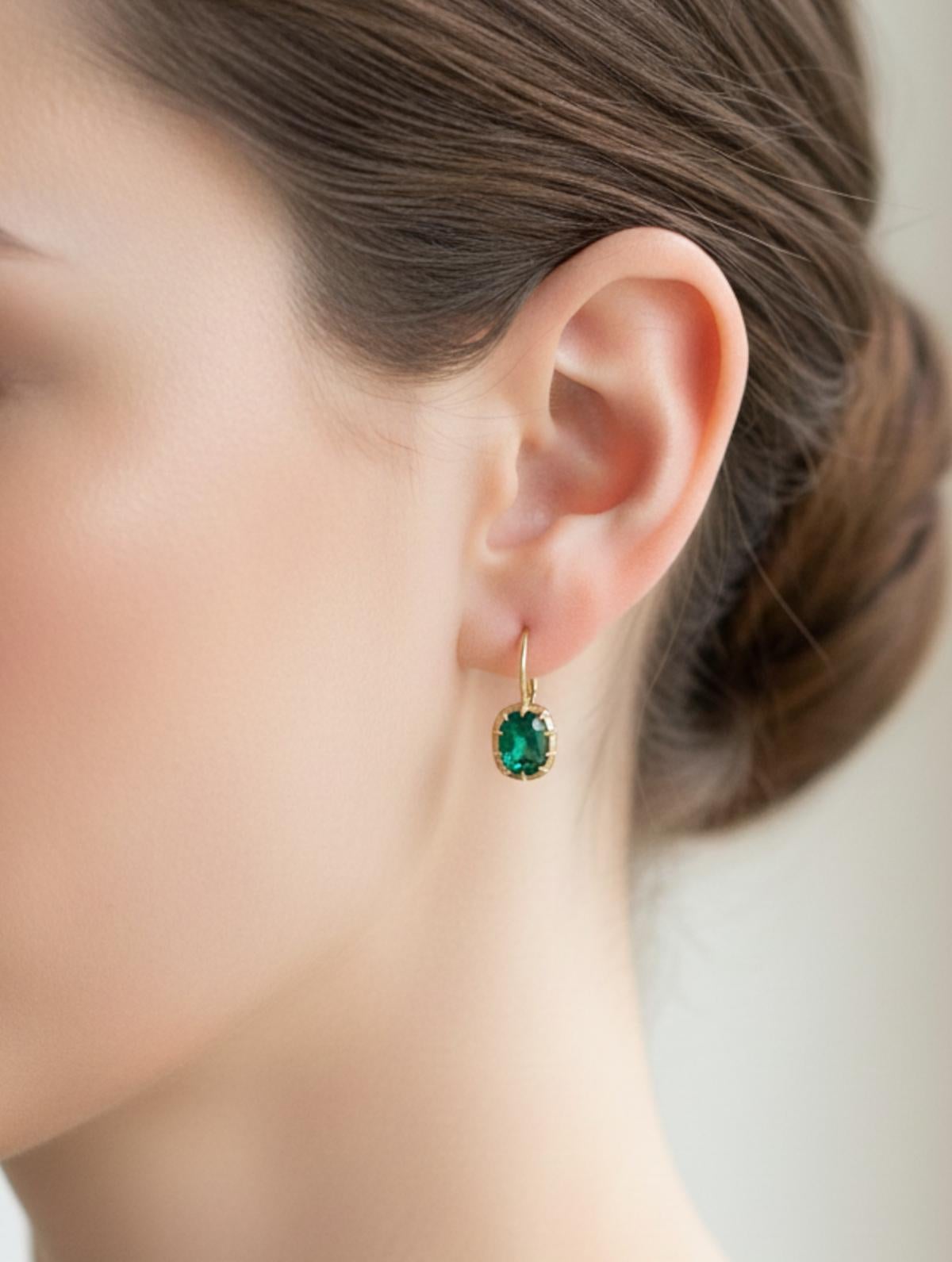 Art déco Boucles d'oreilles pendantes en or jaune 14 carats de 2,30 carats d'émeraude verte de taille ovale totale en vente