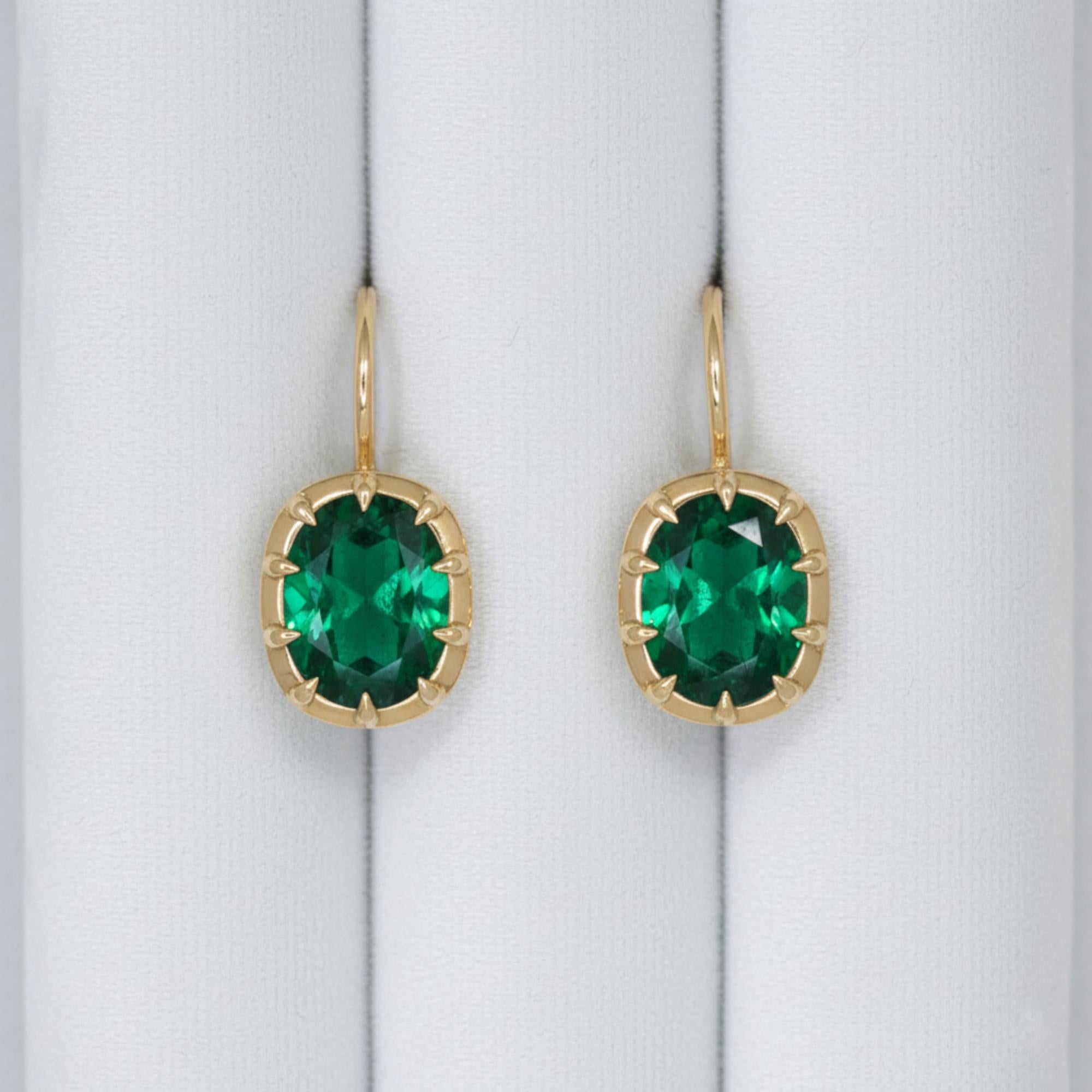 Taille ovale Boucles d'oreilles pendantes en or jaune 14 carats de 2,30 carats d'émeraude verte de taille ovale totale en vente
