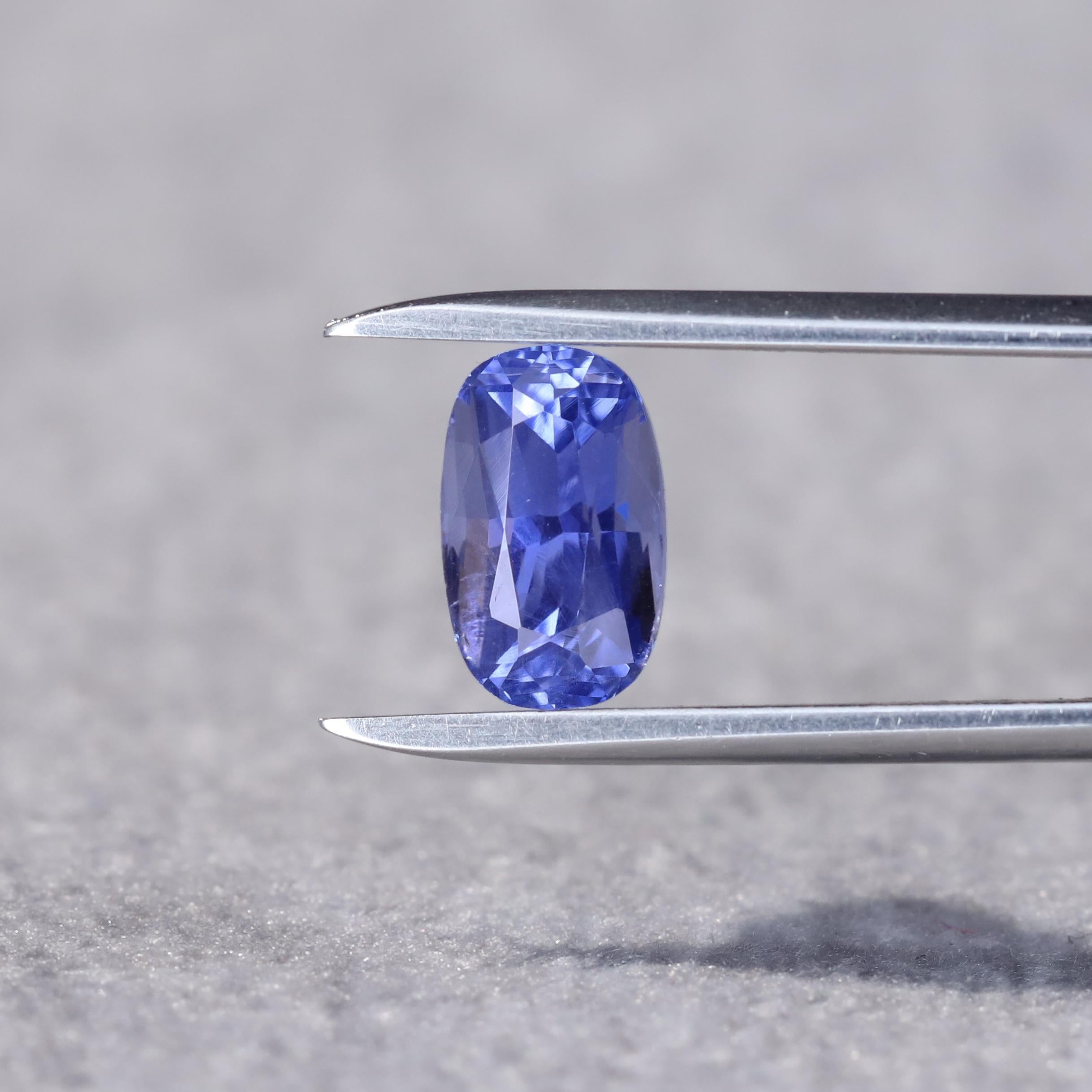 2.30 Carat Unheated Cornflower Blue Natural Sapphire Loose Gemstone from Ceylon In New Condition For Sale In Horana, LK