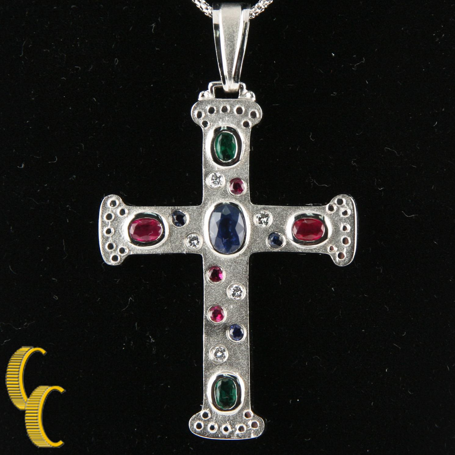 Splendido e unico ciondolo a forma di croce con castone e pietre preziose incastonate a filo.
Finitura opaca con accenti lucidi a forma di Dot Dot sulle punte della croce.
Include una catena in oro bianco 14k da 17