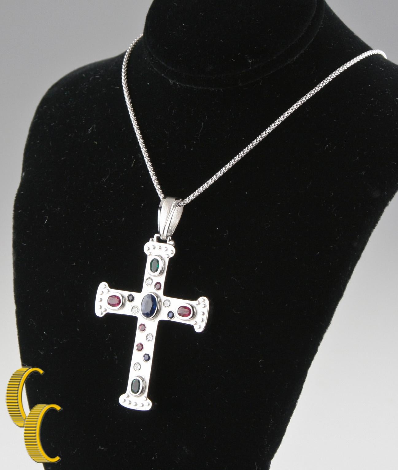 Taglio ovale Croce in oro 14 carati da 2,30 carati con collana di diamanti, smeraldi, zaffiri e rubini in vendita