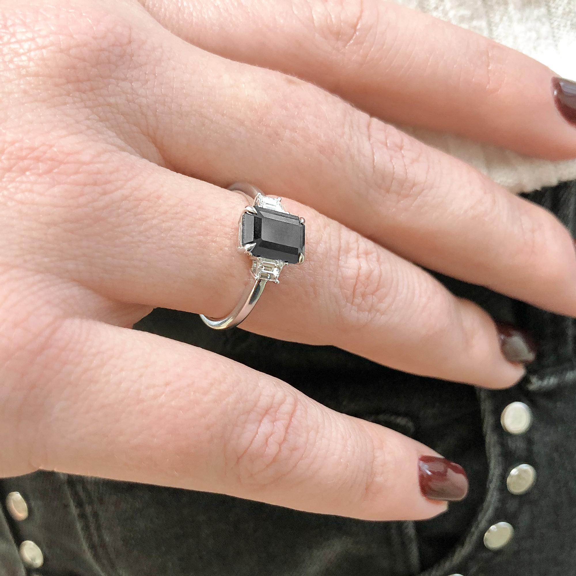 2.30 Carats Black Emerald Cut & White Trapezoids Engagement Ring in White Gold In New Condition For Sale In רמת גן, IL