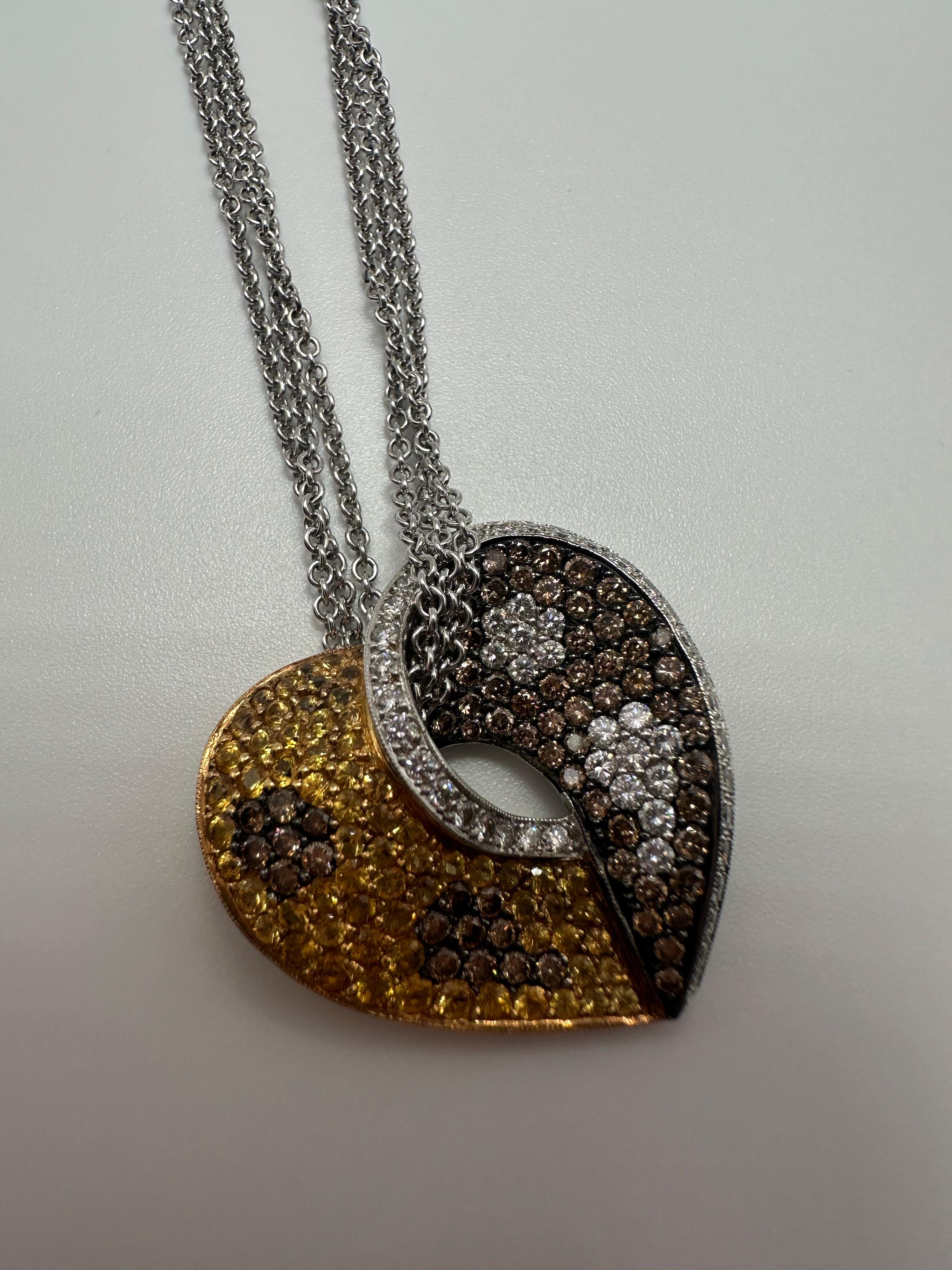 Un pezzo unico! Realizzato con diamanti naturali e zaffiri gialli in oro bianco 18KT, catena multipla lunga 18 pollici, questo pezzo è splendido e ben fatto! Diamanti e pietre preziose per un totale di 2,30 carati.

QUELLO CHE TROVI PRESSO LA