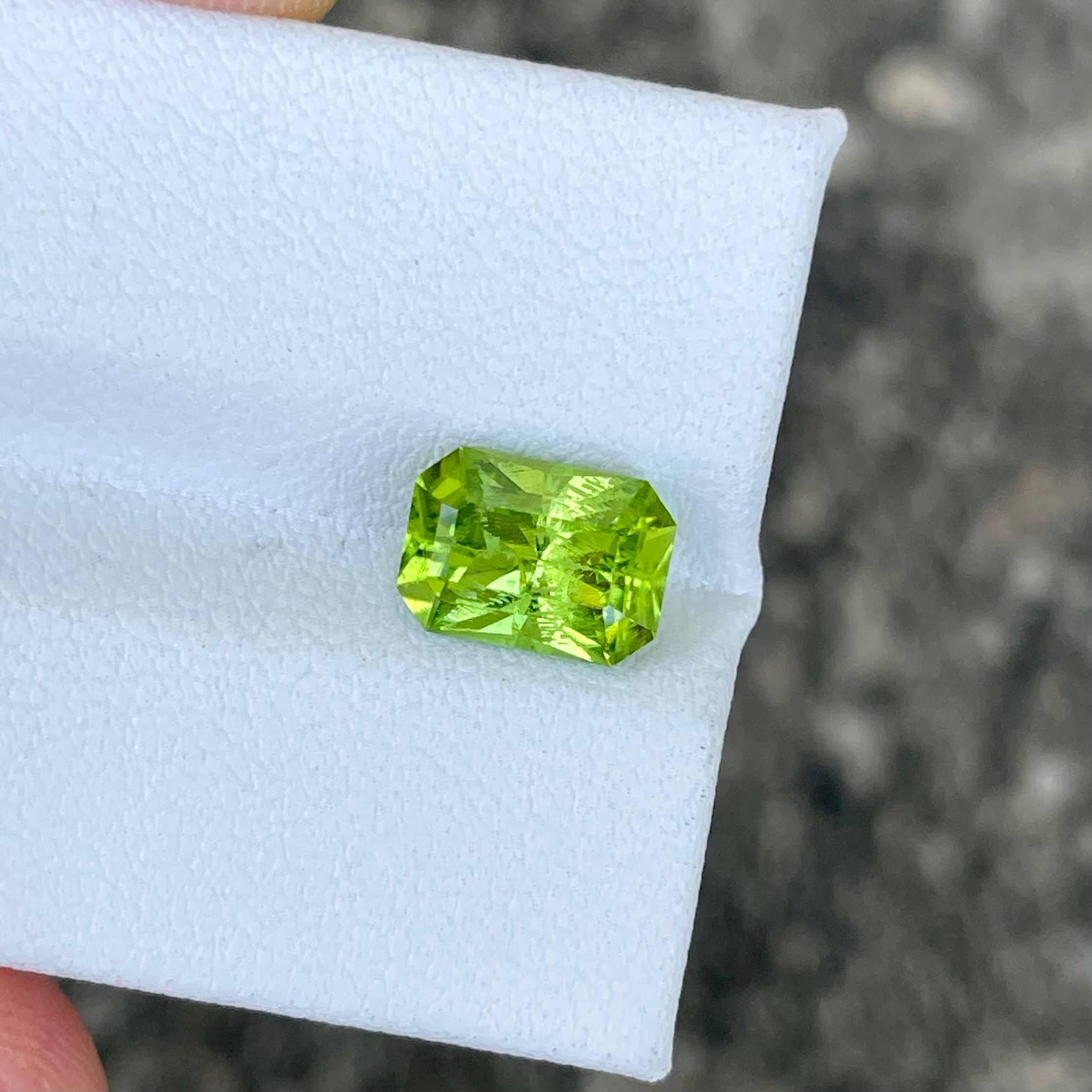 Modern 2.30 carats Green Peridot Stone Radiant Cut Natural Pakistani Gemstone For Sale