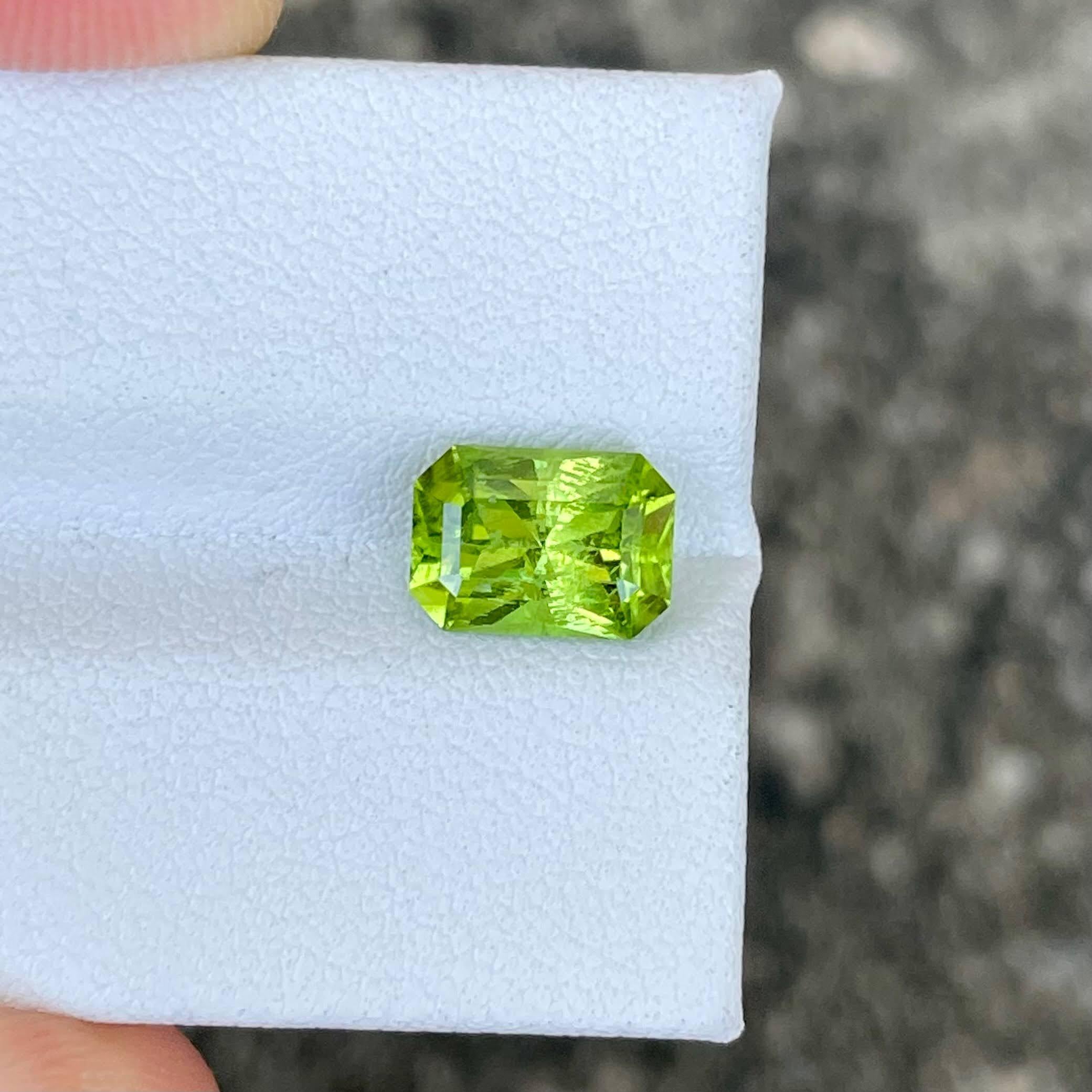 2.30 carats Green Peridot Stone Radiant Cut Natural Pakistani Gemstone In New Condition For Sale In Bangkok, TH