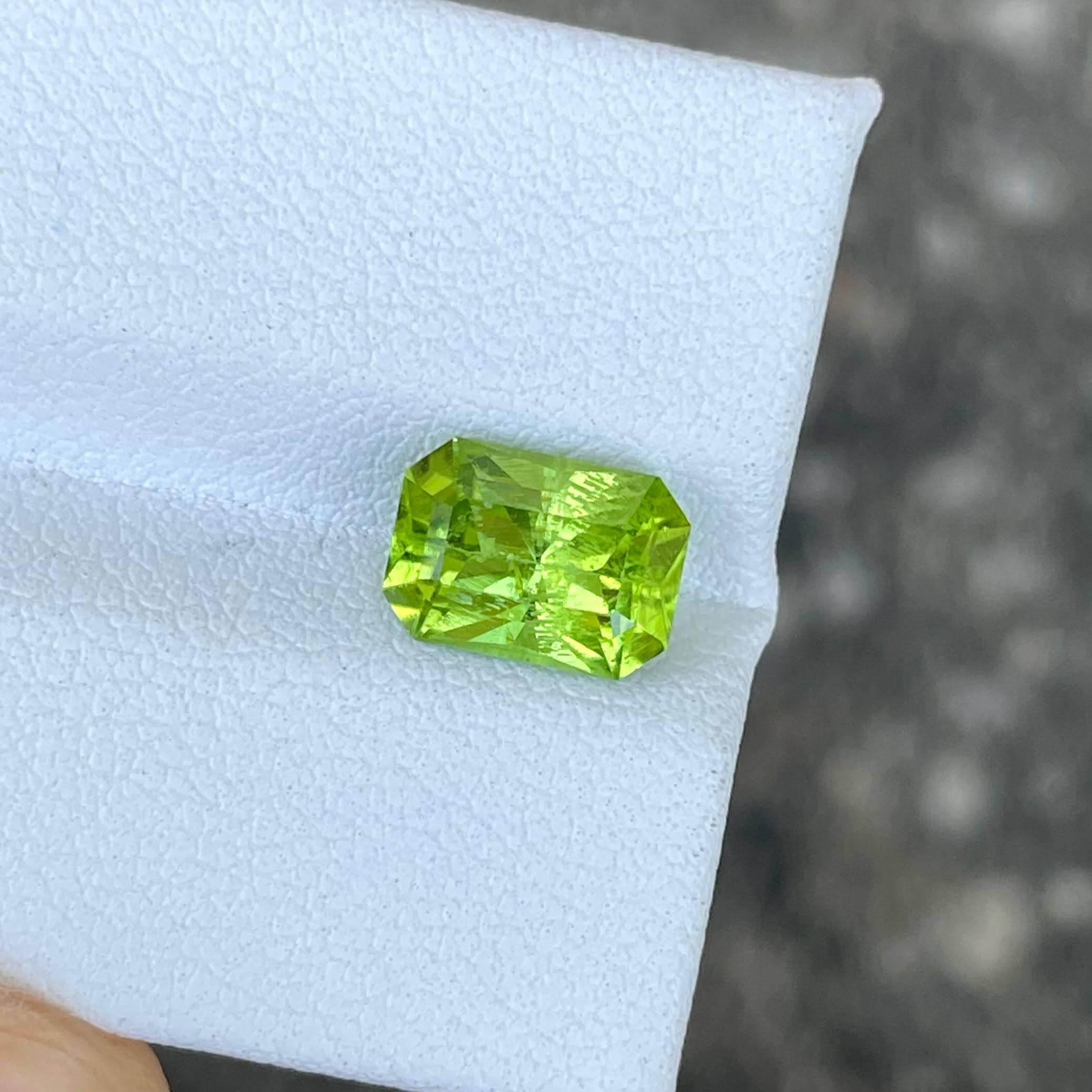 Women's or Men's 2.30 carats Green Peridot Stone Radiant Cut Natural Pakistani Gemstone For Sale