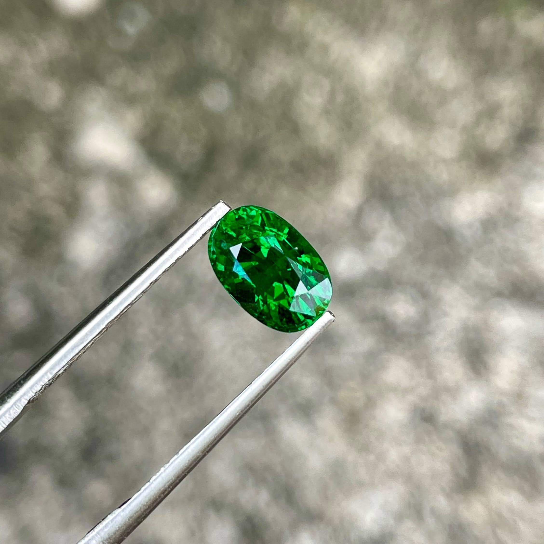 Moderno 2,30 carati di Granato Verde Tsavorite sciolto Pietra gemma keniota dal taglio ovale in vendita