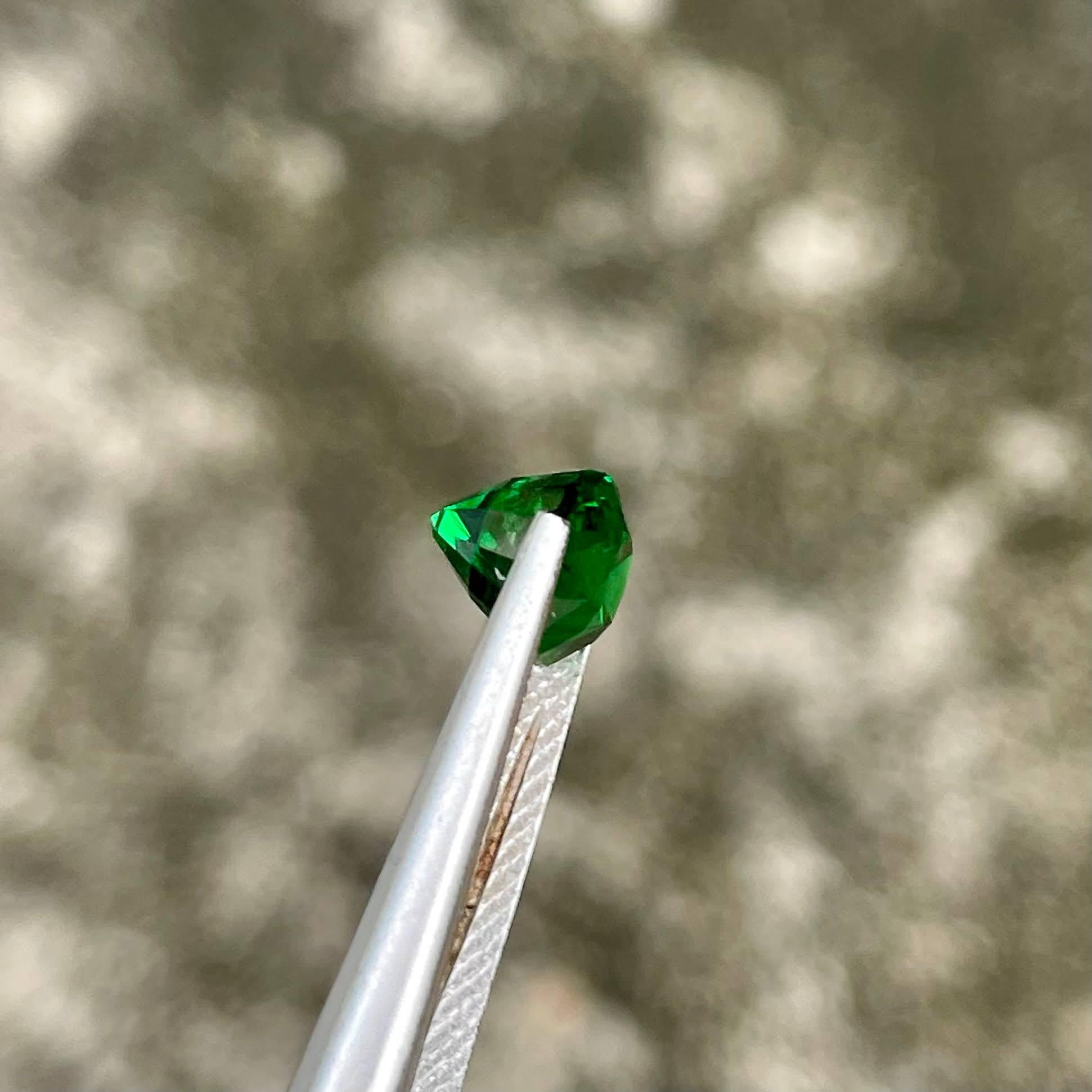 2,30 carati di Granato Verde Tsavorite sciolto Pietra gemma keniota dal taglio ovale In condizioni Nuovo in vendita a Bangkok, TH