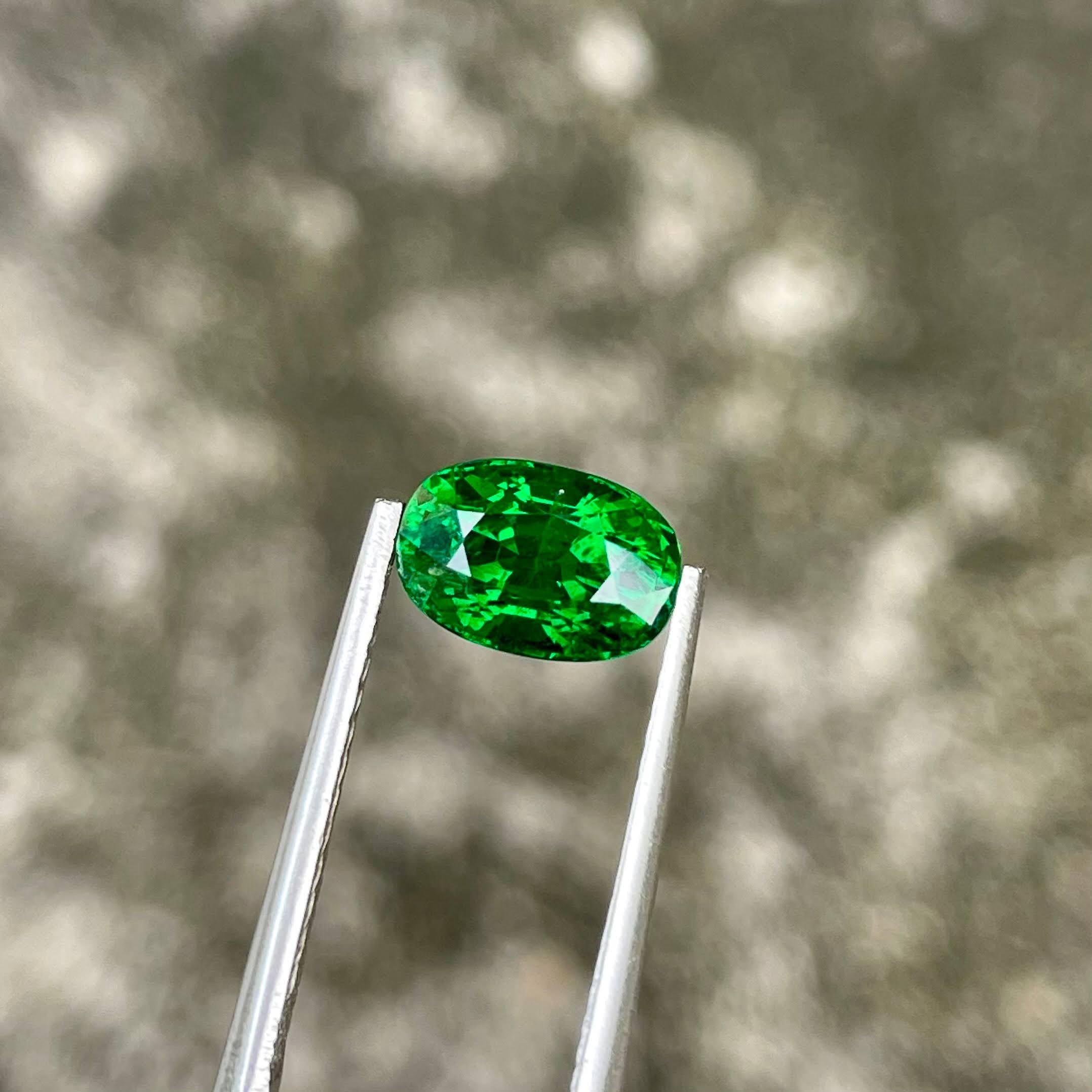 da uomo o donna 2,30 carati di Granato Verde Tsavorite sciolto Pietra gemma keniota dal taglio ovale in vendita