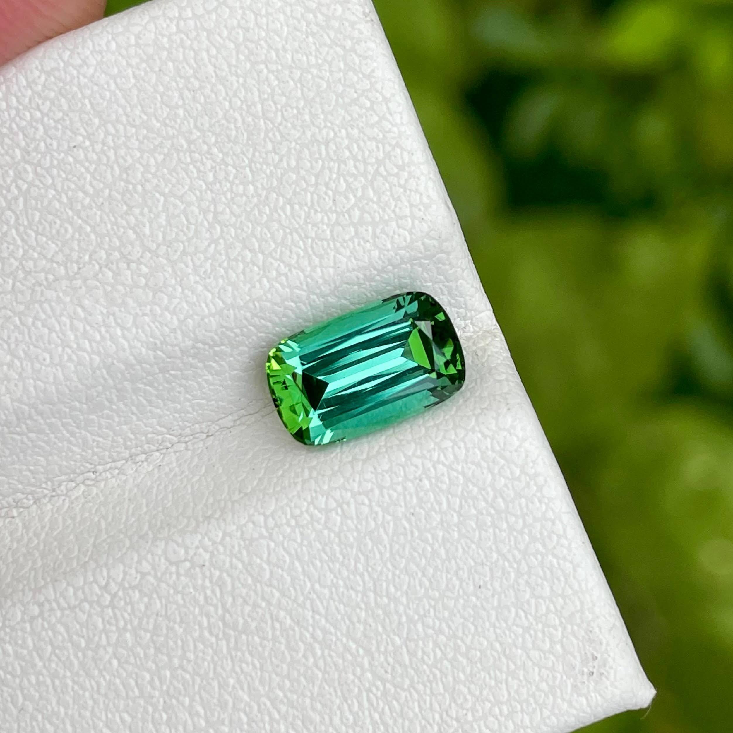 Poids 2,30 carats 
Dimensions 9,8x6,0x4,7 mm
Traitement aucun 
Origine Tanzanie 
Clarté de l'œil 
Coussin de forme 
Coupe fantaisie coussin 



La tourmaline vert menthe de 2,30 carats, méticuleusement taillée en forme de coussin, est un exemple