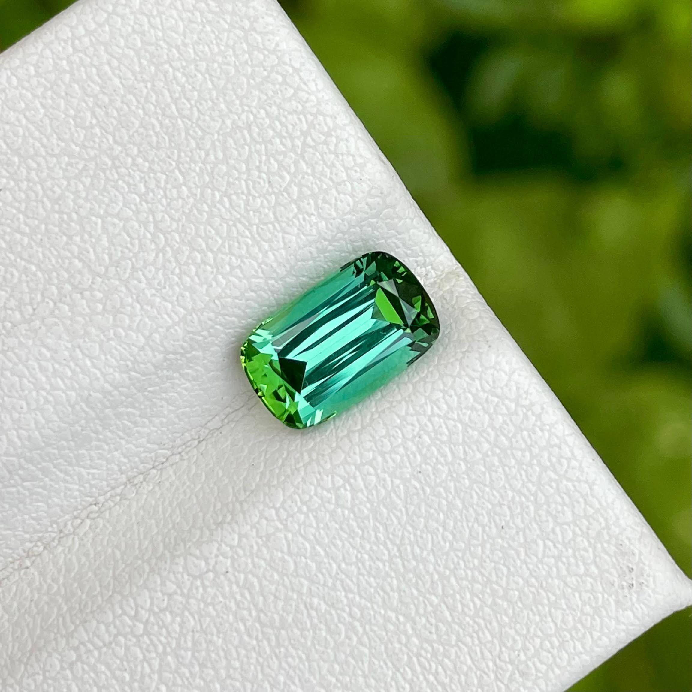 Moderne Pierre tourmaline de Tanzanie taille coussin vert menthe 2,30 carats en vente