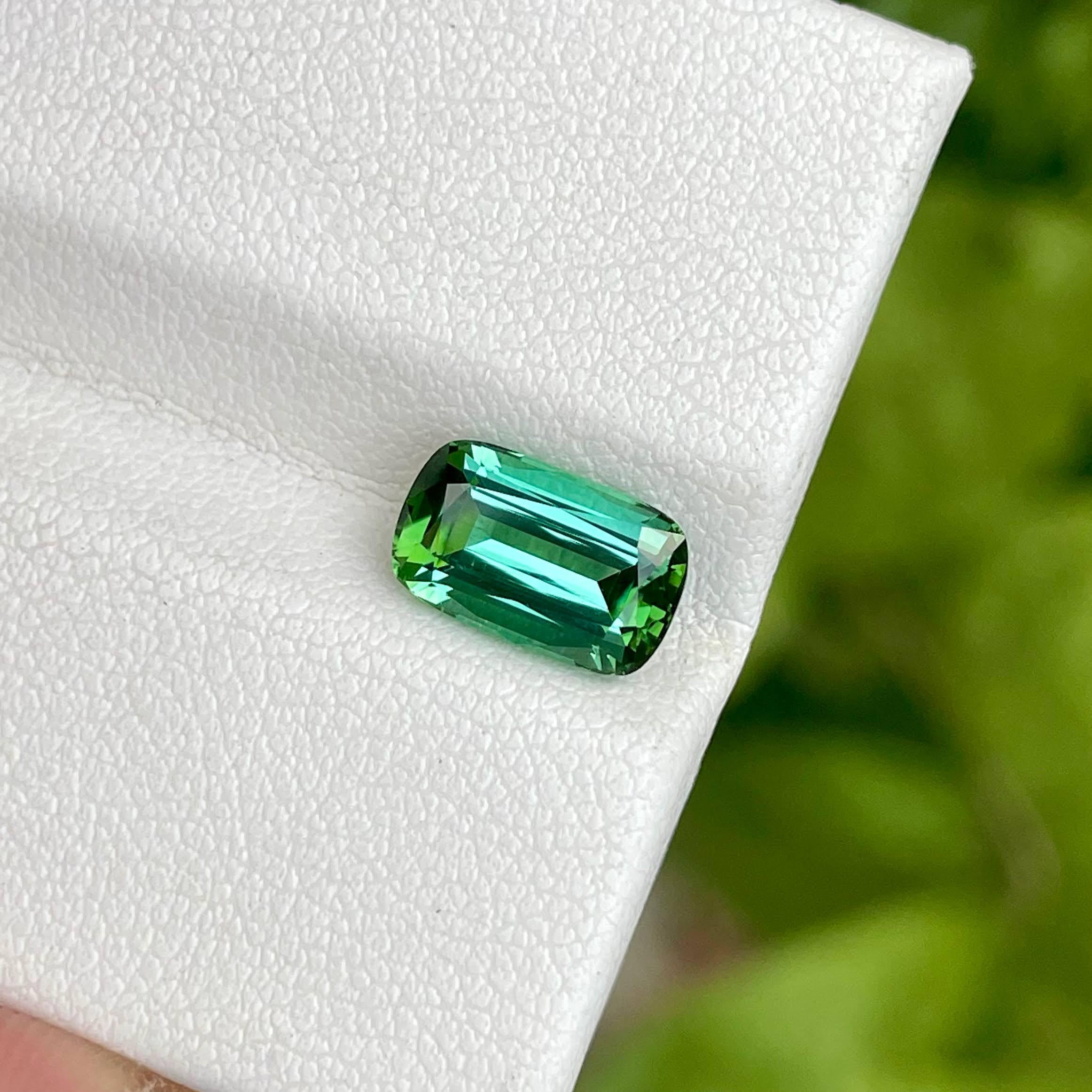 Taille coussin Pierre tourmaline de Tanzanie taille coussin vert menthe 2,30 carats en vente