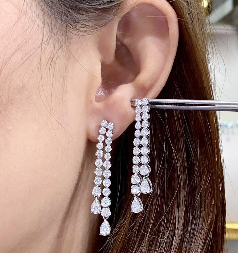 Un orecchino con diamanti in stile tennis, dal design moderno e glamour.
Eleva la tua bellezza senza tempo e aggiungi un tocco di classe e raffinatezza.
Gli splendidi orecchini sono realizzati in oro 18 carati con splendidi diamanti da 2,30 carati,