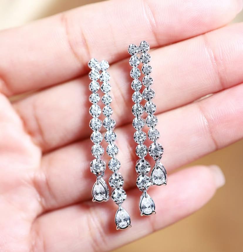 Taglio misto Orecchini in oro 18K con diamanti di forma mista da 2,30 carati in vendita