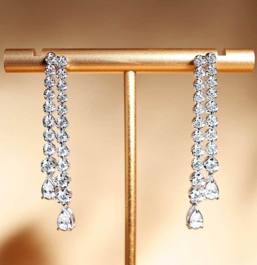 Donna Orecchini in oro 18K con diamanti di forma mista da 2,30 carati in vendita